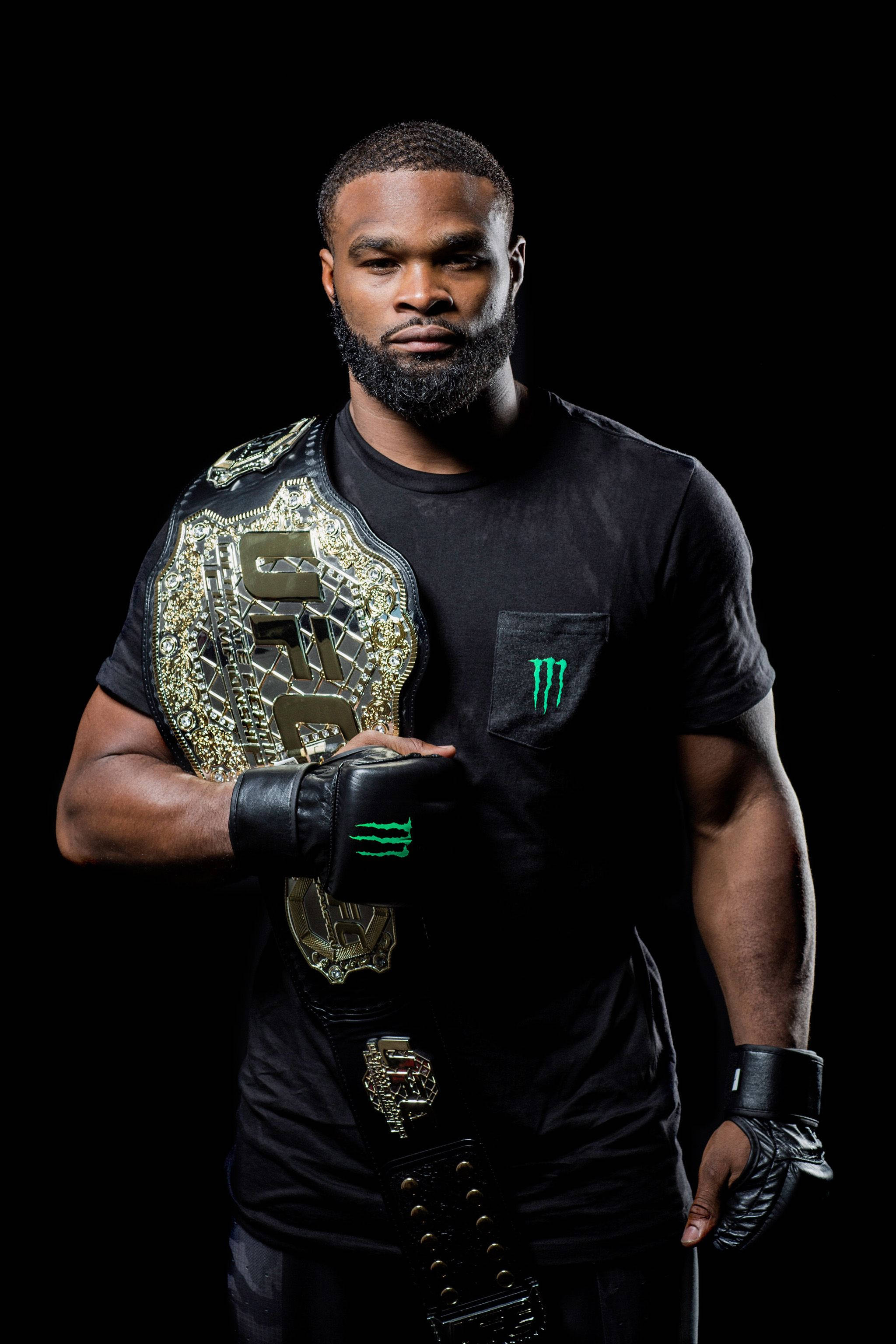 Tyron Woodley mestaruusvyön kanssa Taustakuvat