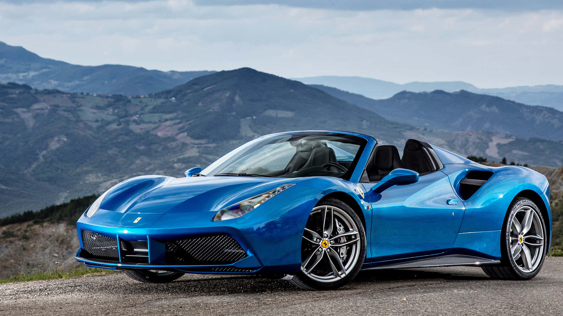 Tyylikäs ajo – Ferrari avoimella tiellä Taustakuvat
