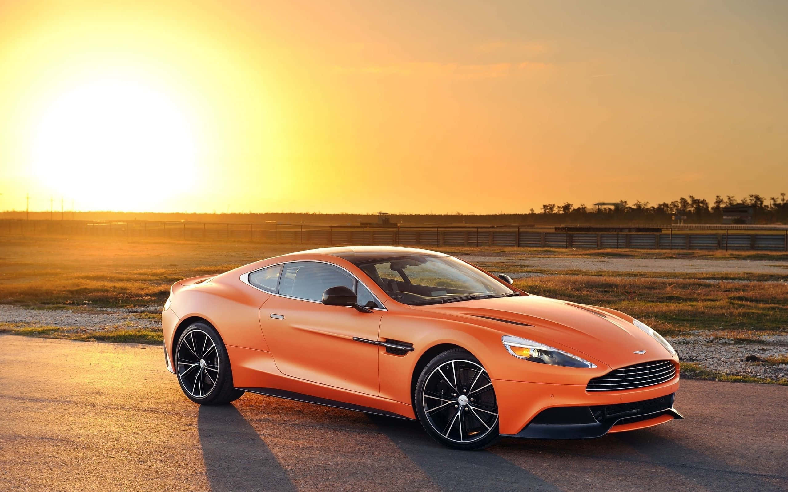 Tyylikäs Aston Martin Vanquish liikkeessä Taustakuvat