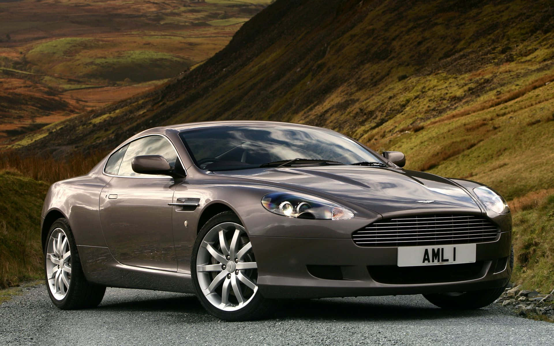 Tyylikäs Aston Martin DB9 avoimella tiellä Taustakuvat