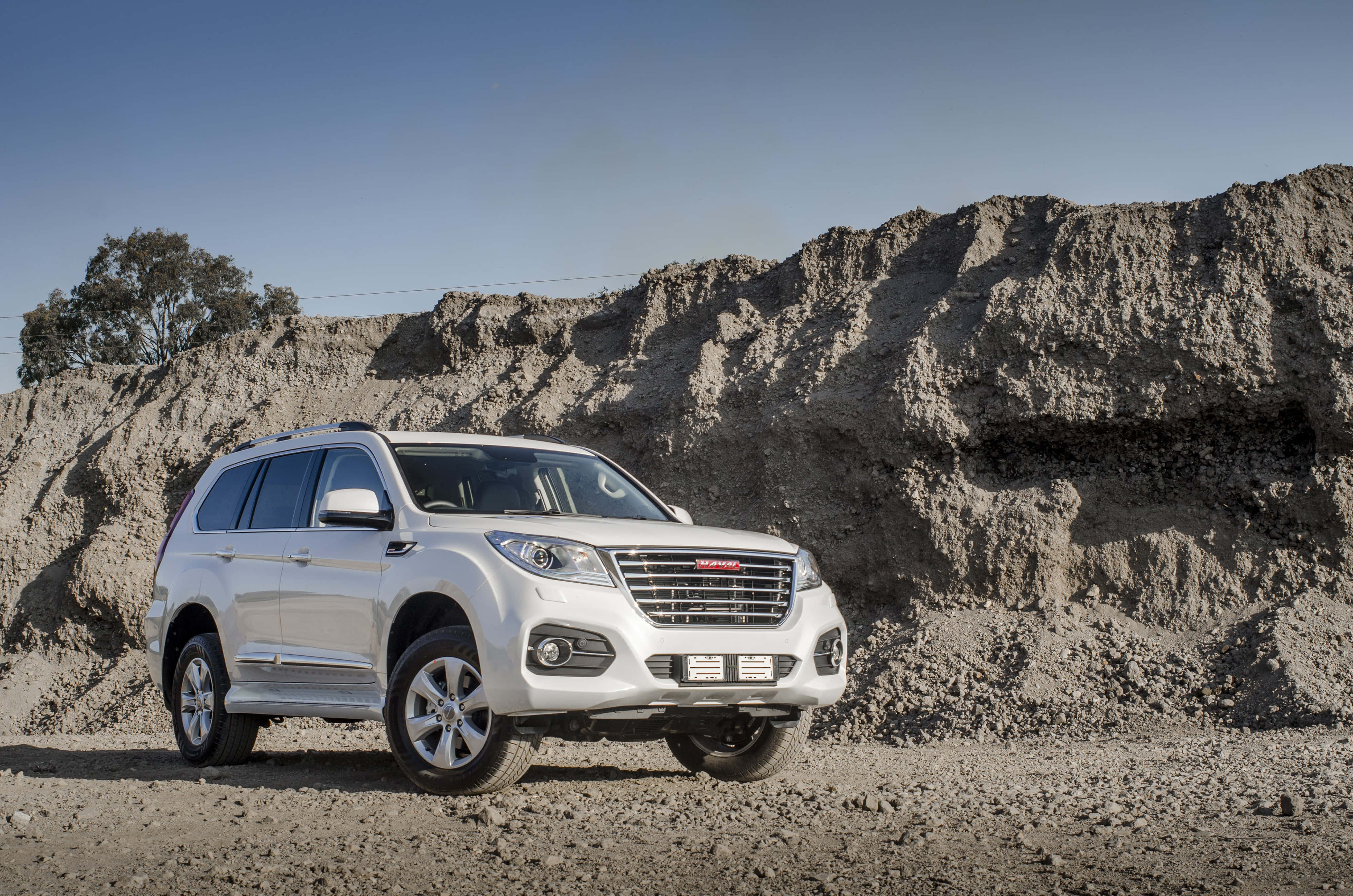 Tyylikäs Haval-maastoauto pysäköitynä ulkona Taustakuvat