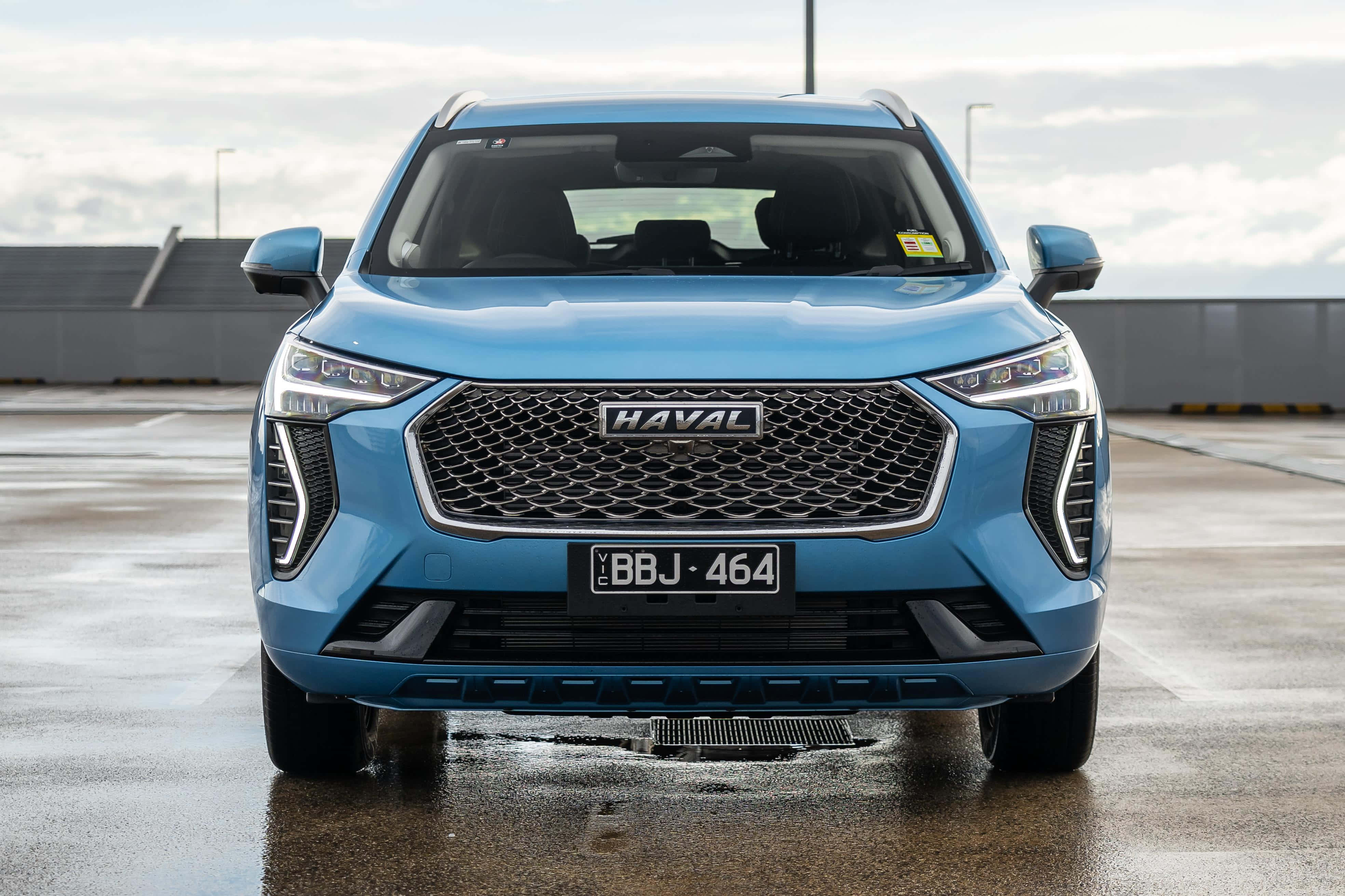 Tyylikäs ja moderni Haval-maastoauto ajaa laajassa maisemassa Taustakuvat