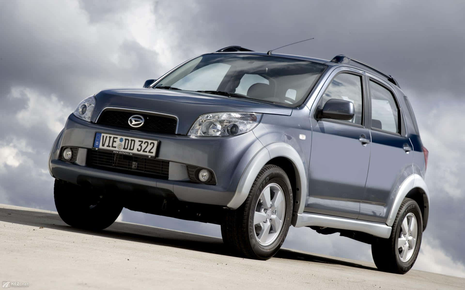 Tyylikäs ja tyylikäs Daihatsu tiellä Taustakuvat