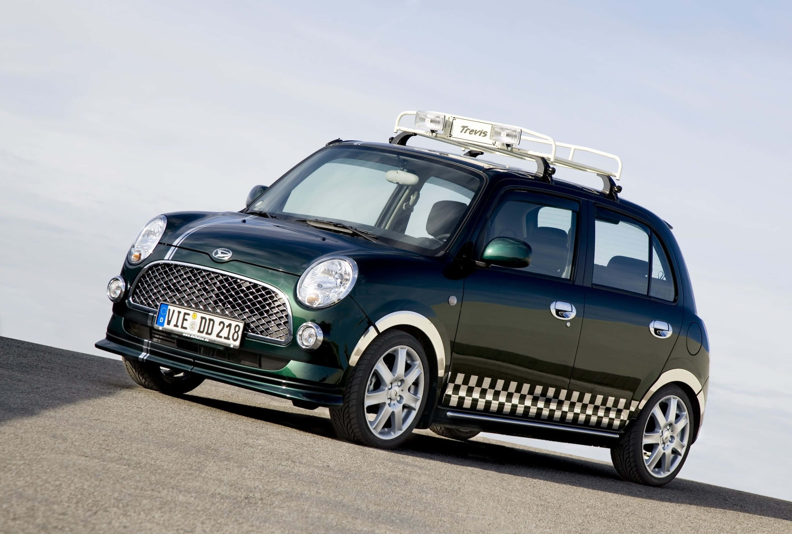 Tyylikäs ja urheilullinen Daihatsu kaupunkiympäristössä Taustakuvat