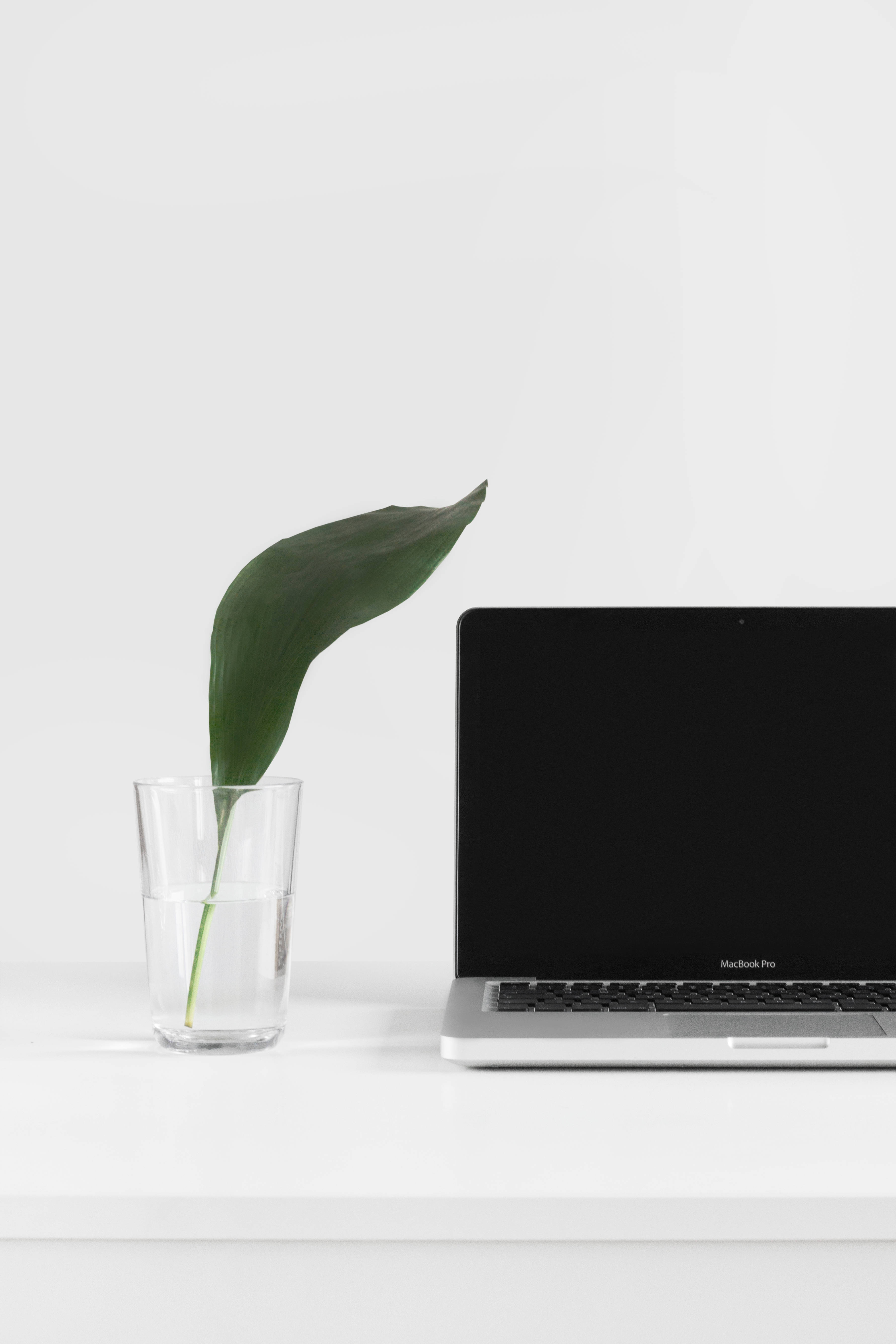 Tyylikäs minimalistinen MacBook Pro -asetelma Taustakuvat