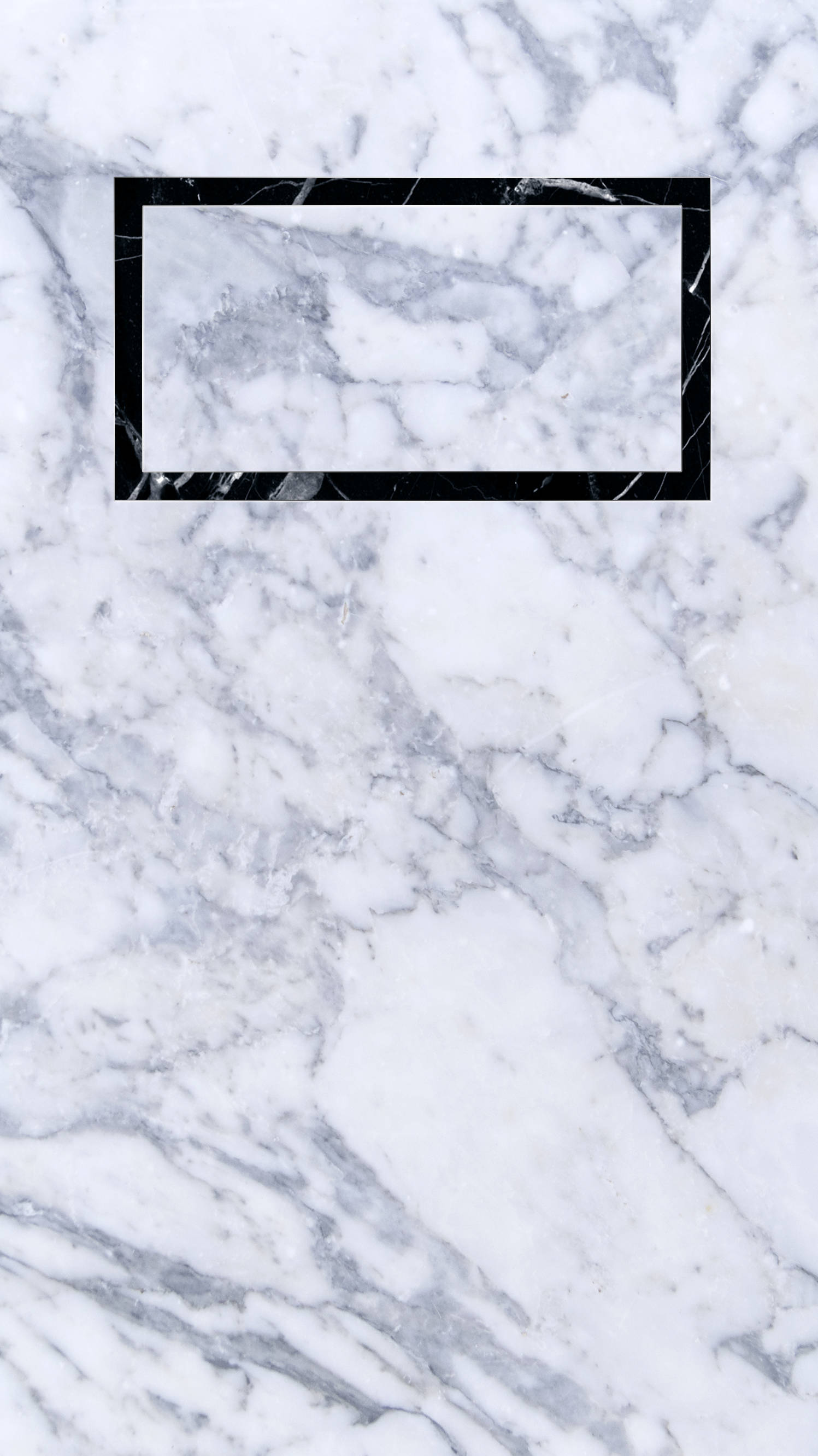 Tyylikäs musta kello elegantilla valkoisella marmorilla iPhone-taustakuvana Taustakuvat