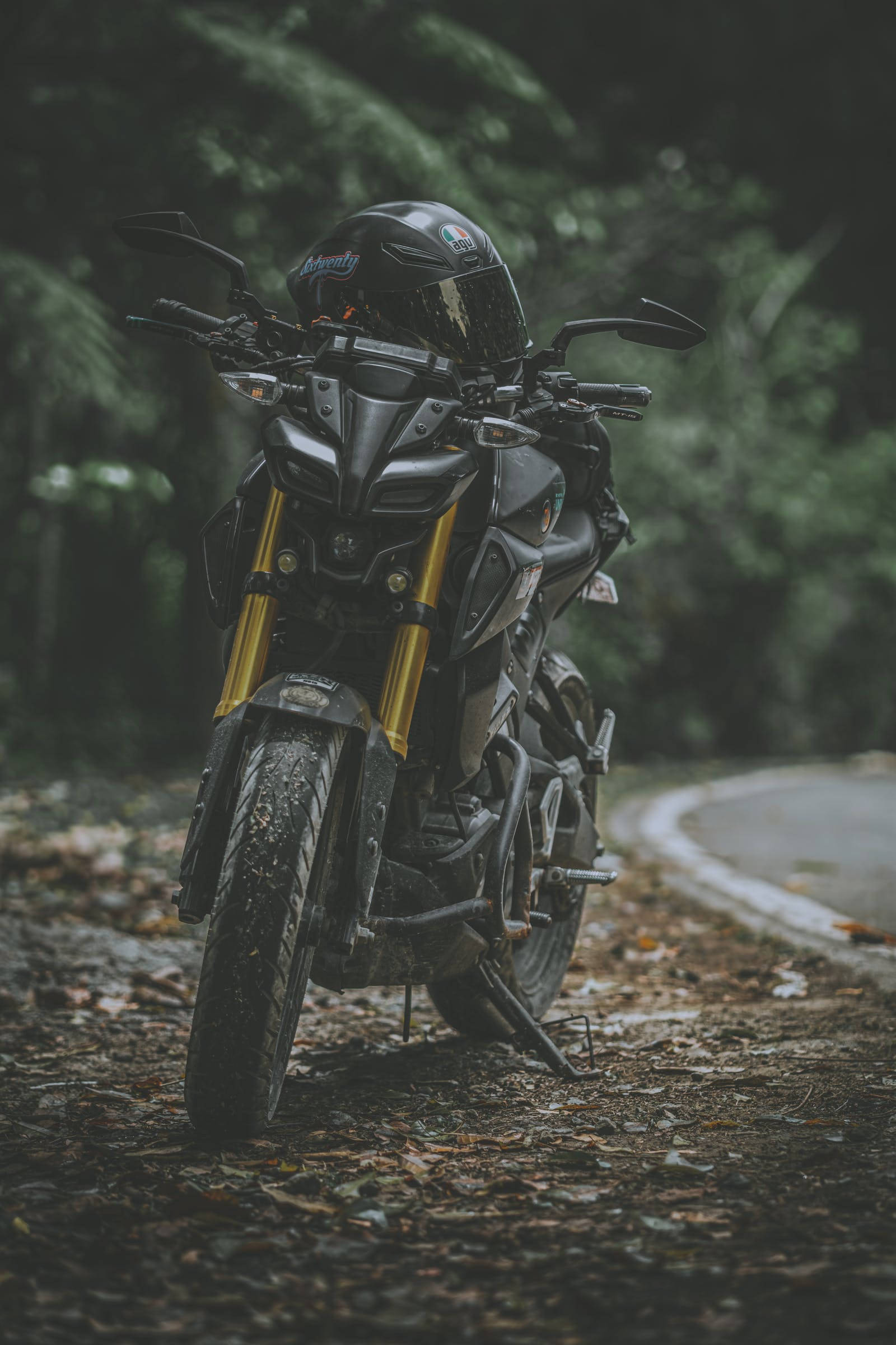 Tyylikäs musta Yamaha MT 15 -moottoripyörä Taustakuvat