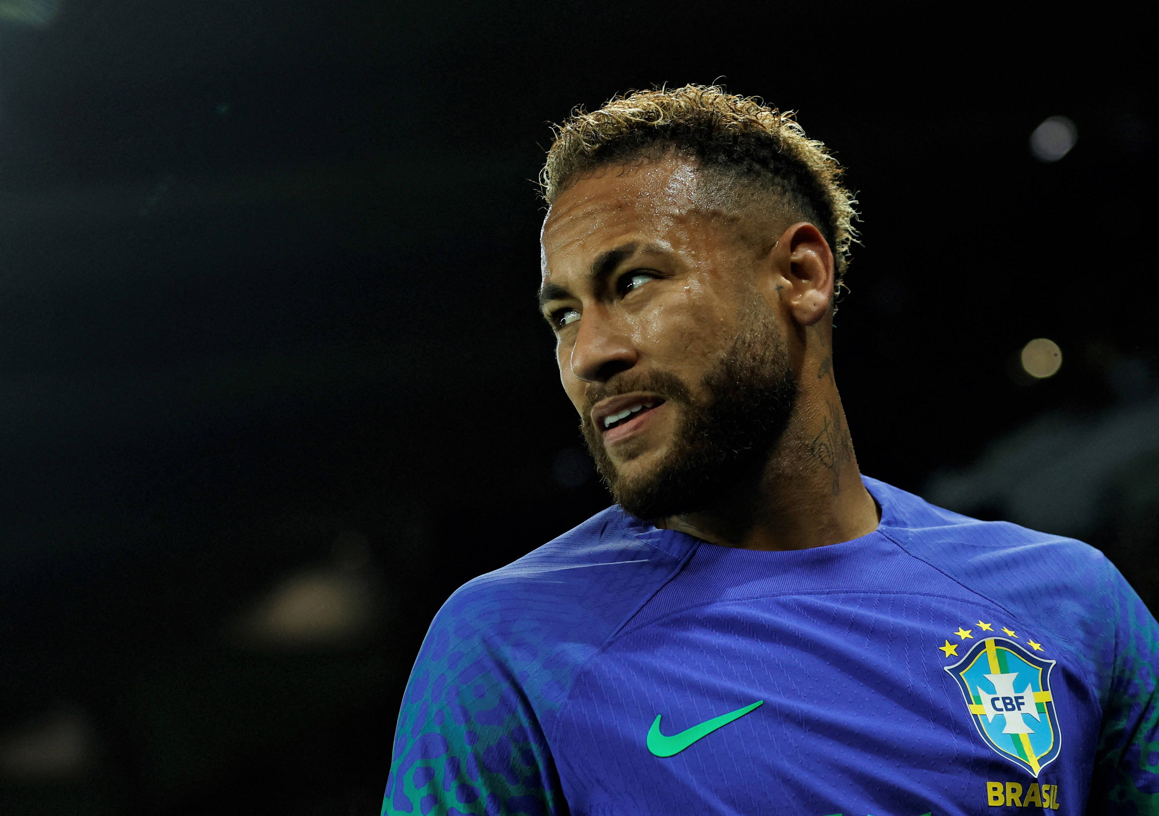 Tyylikäs Neymar Jr sivusuuntaan katsomassa Taustakuvat