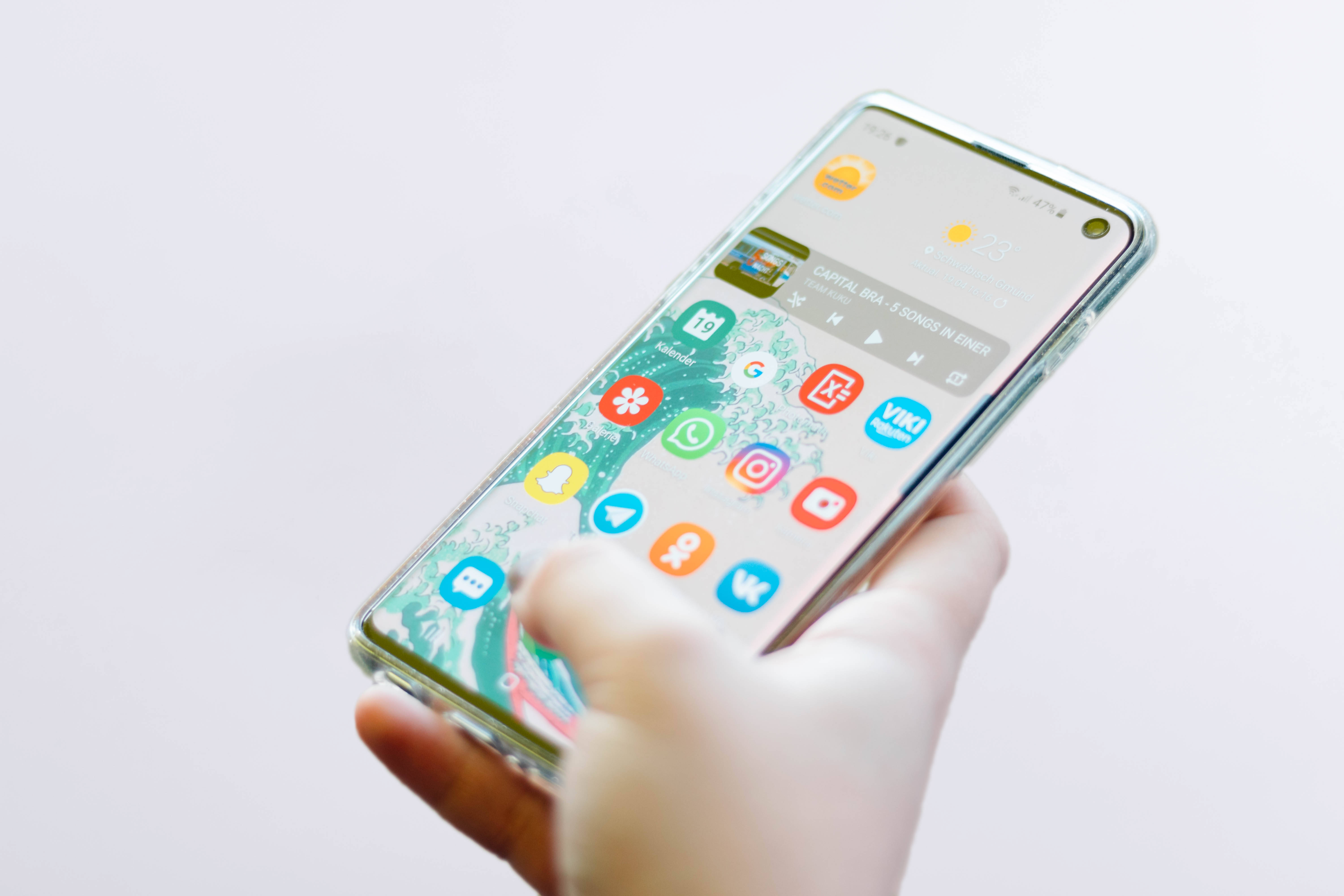Tyylikäs Samsung Galaxy S10 kirkkaassa ympäristössä Taustakuvat