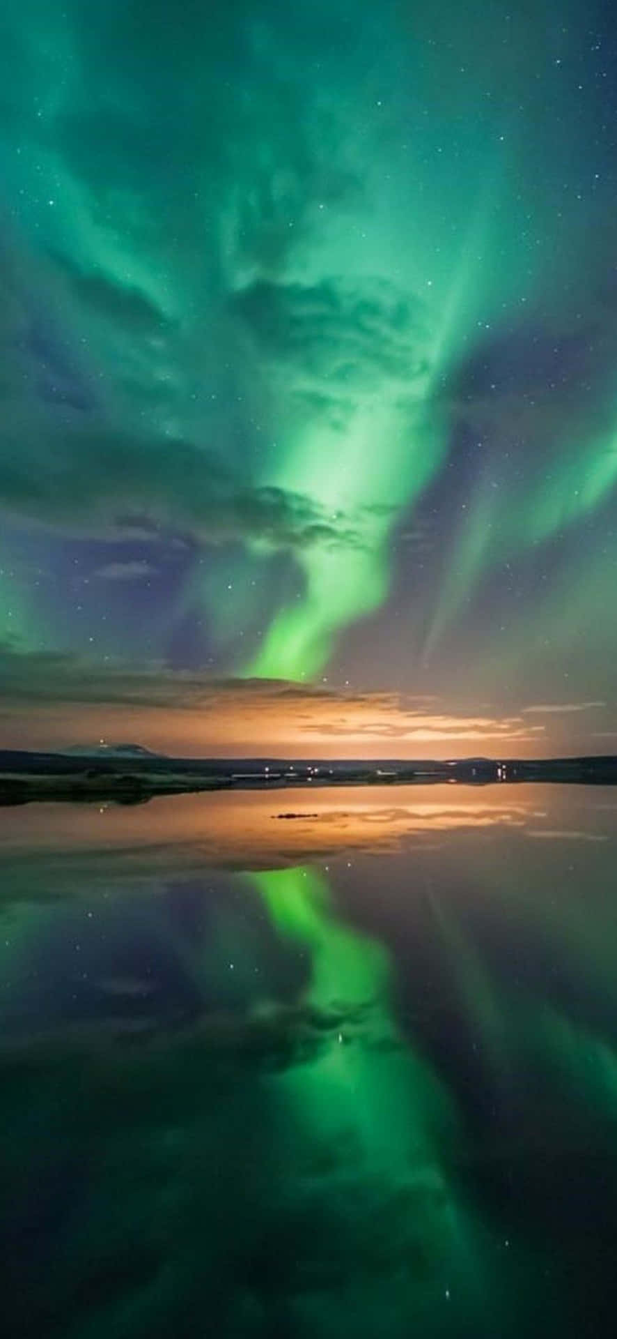 Tyylikäs uusi iPhone 13 Mini Ultra HD -laadulla. Taustakuvat