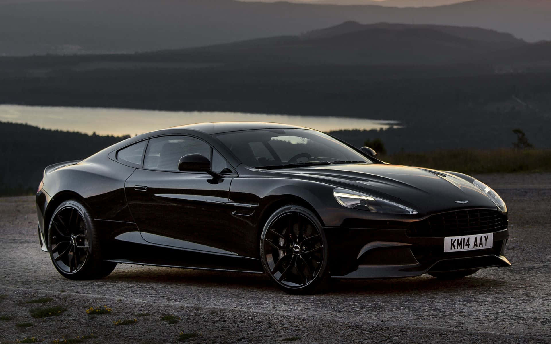 Upea Aston Martin Vanquish liikkeessä Taustakuvat