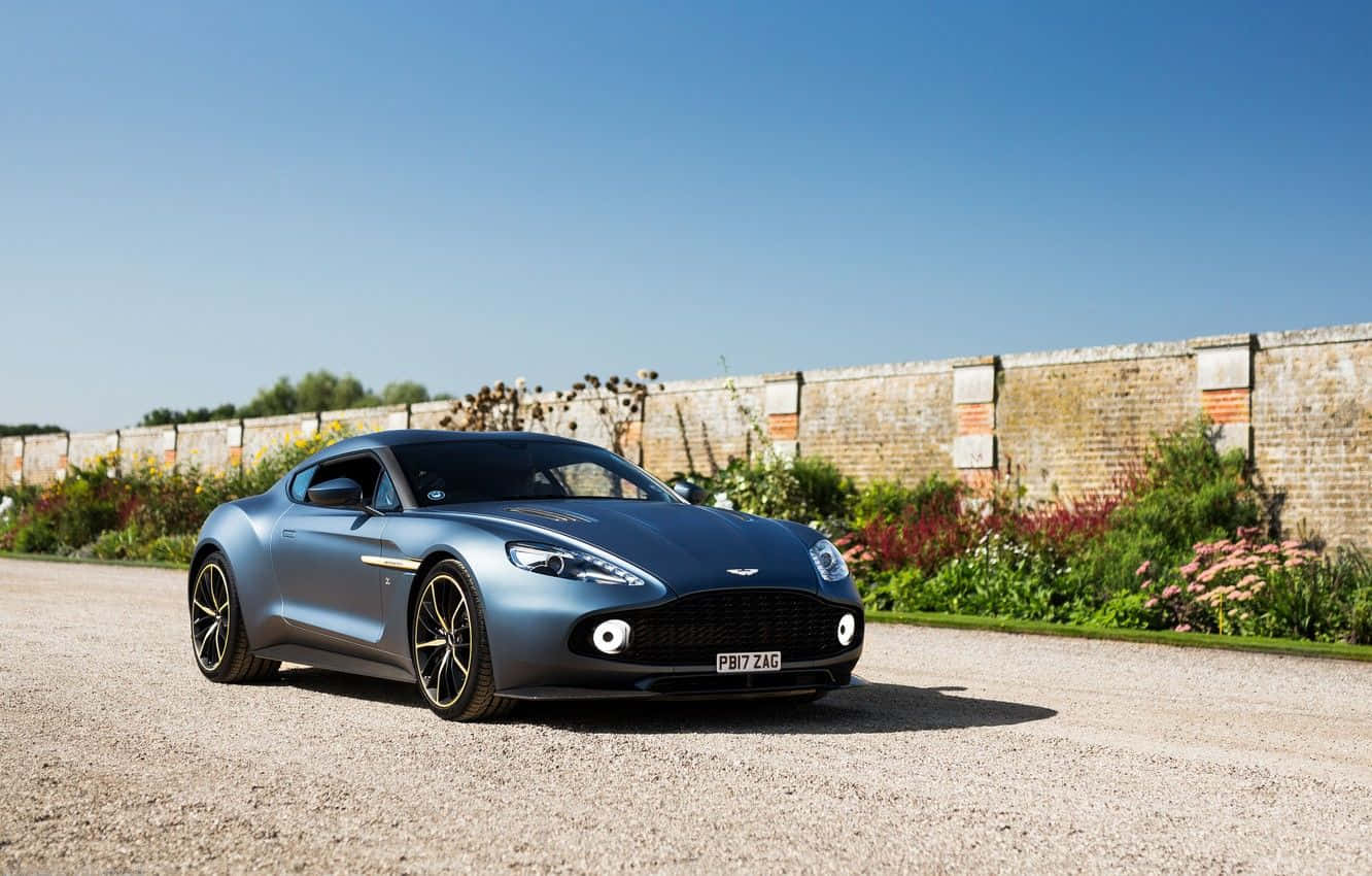 Upea Aston Martin Vanquish liikkeessä maisematiellä Taustakuvat