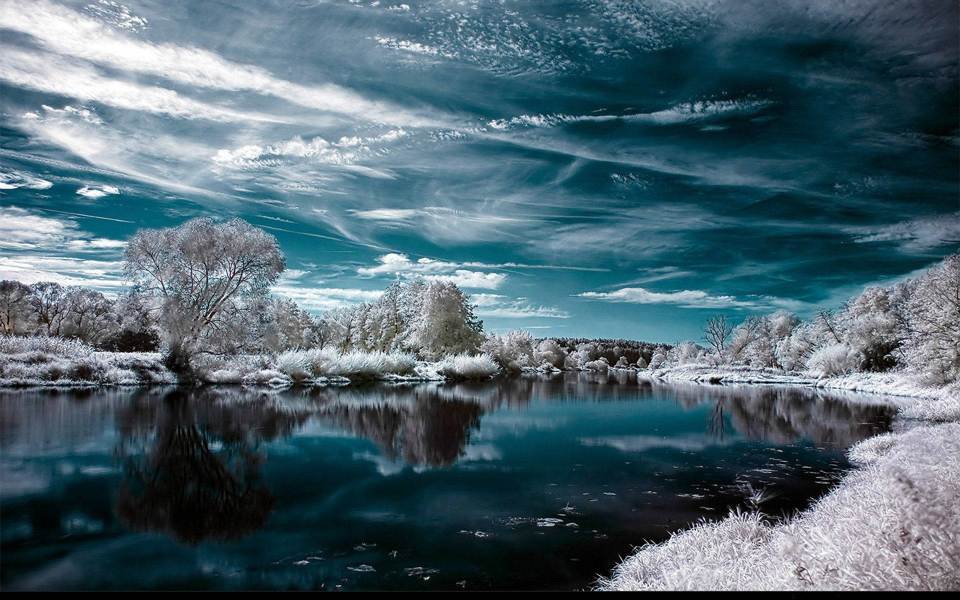 Upea auringonlasku meren yllä Taustakuvat
