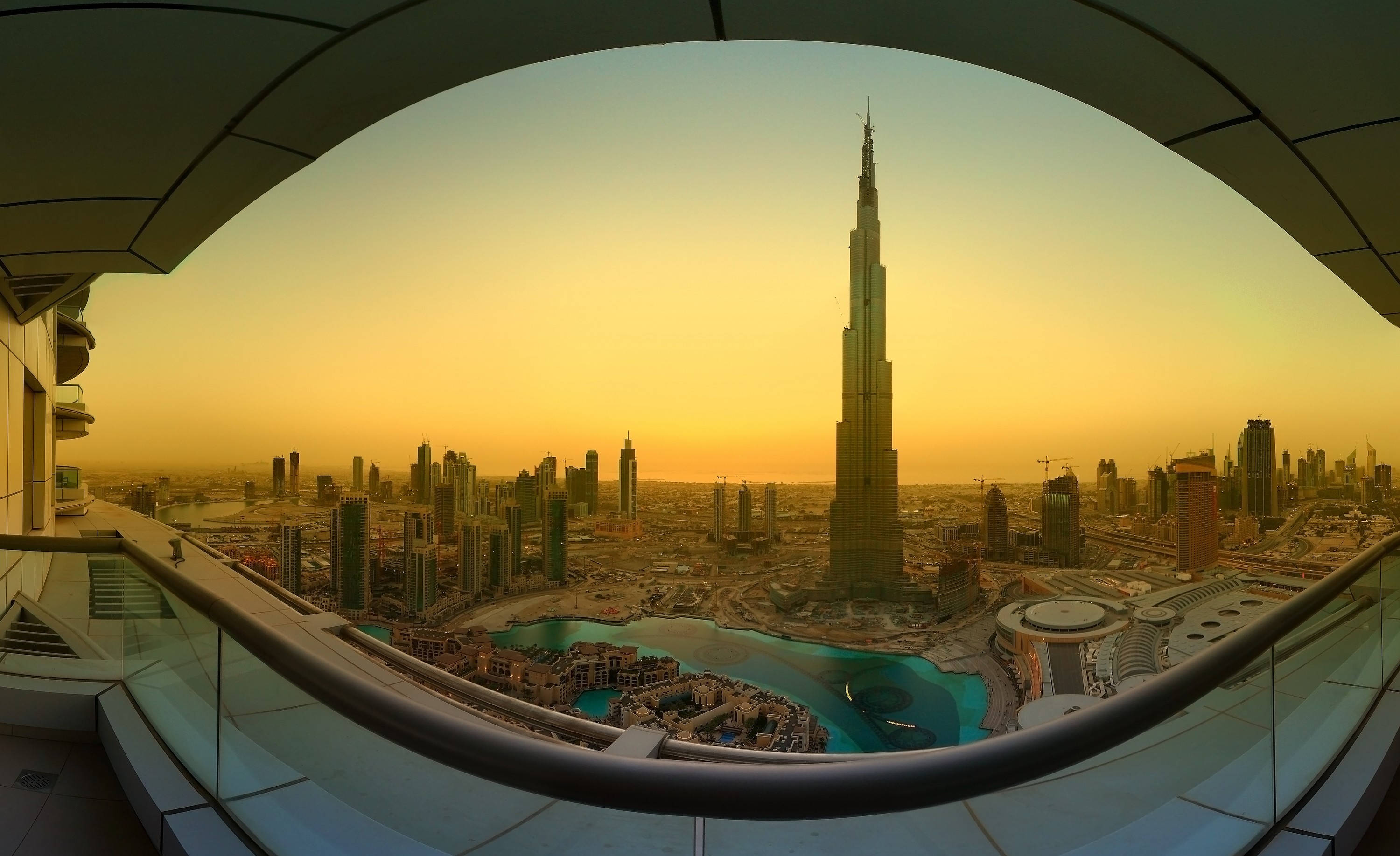 Upea auringonnousu heijastuu Burj Khalifassa Taustakuvat