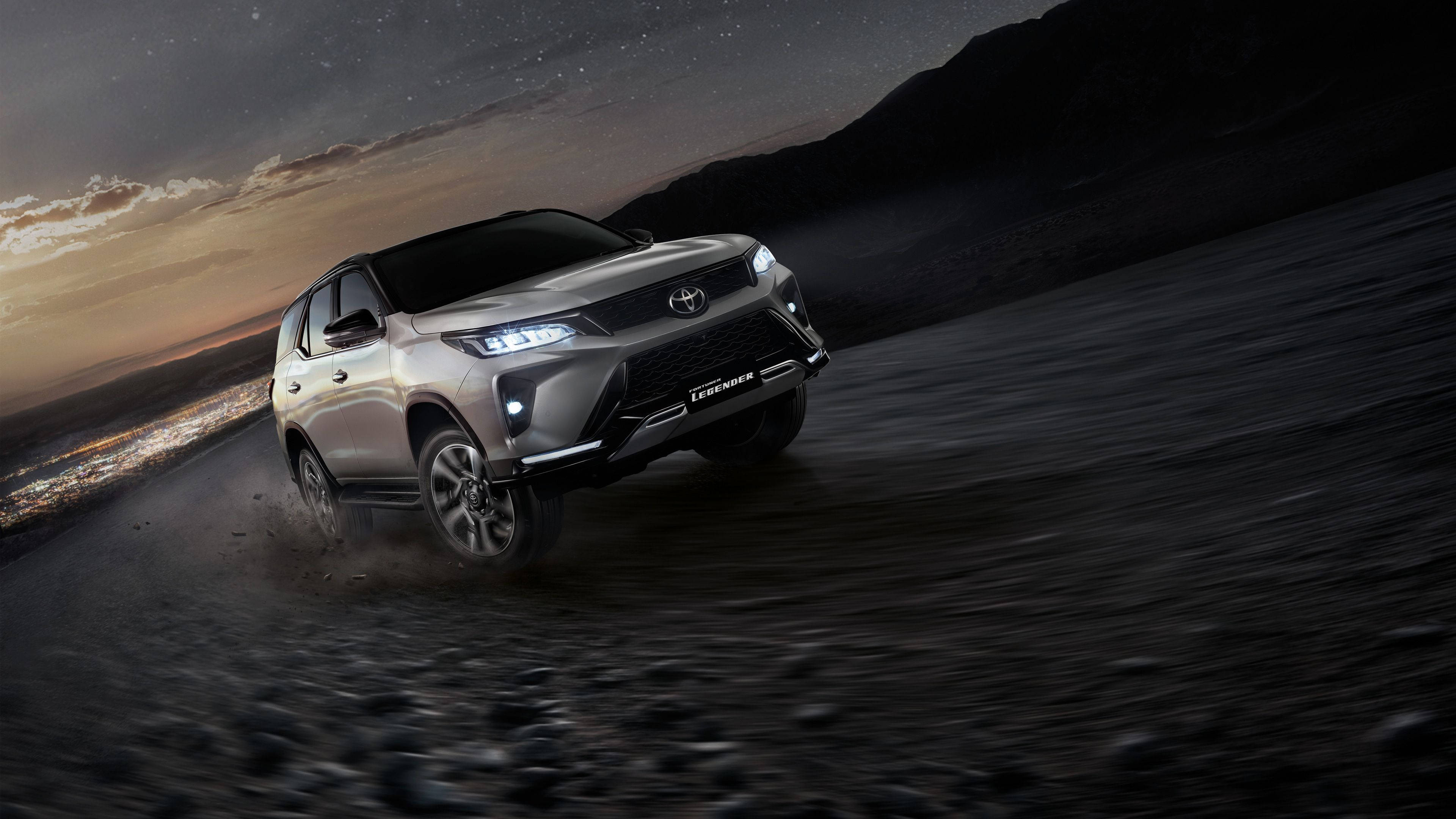 Upea hopeametallinen Toyota Fortuner Legender toiminnassa Taustakuvat