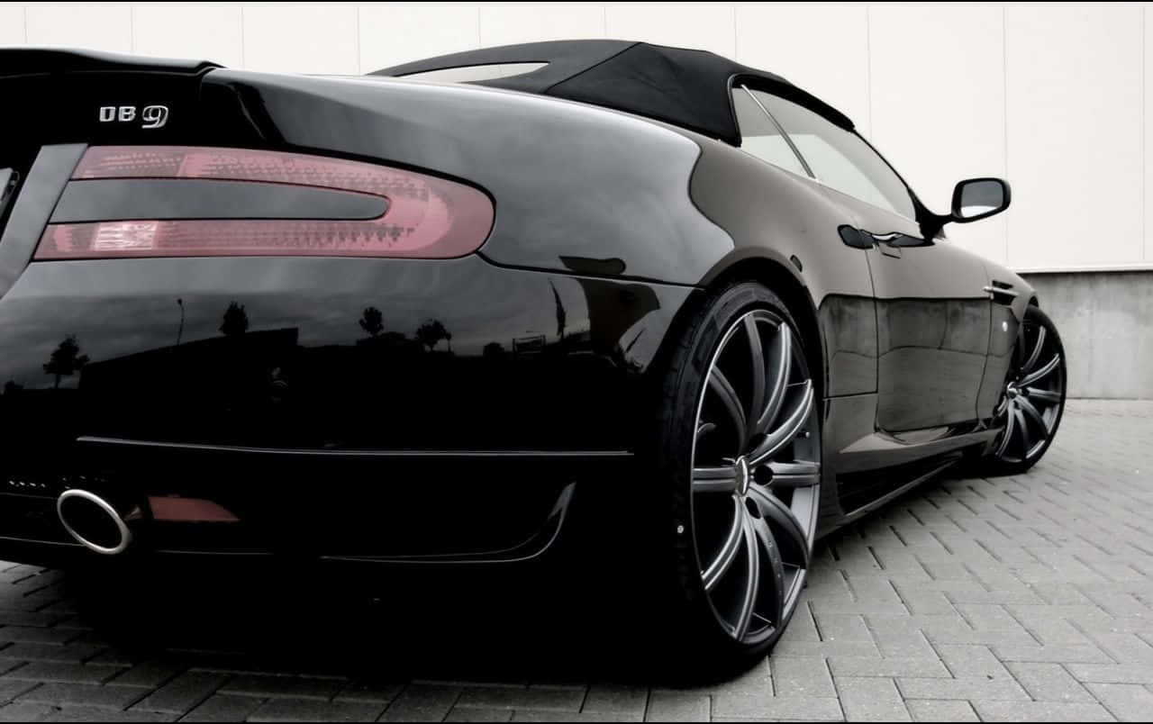 Upea hopeinen Aston Martin DB9 tiellä Taustakuvat