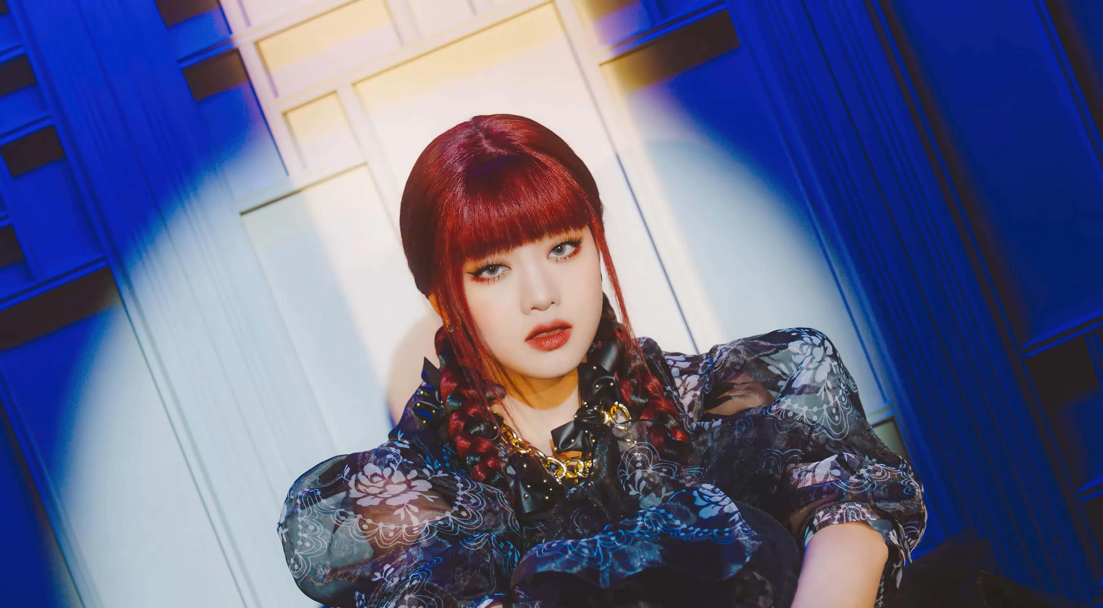 Upea Kpop-tähti lumoaa vangitsevassa asennossa. Taustakuvat