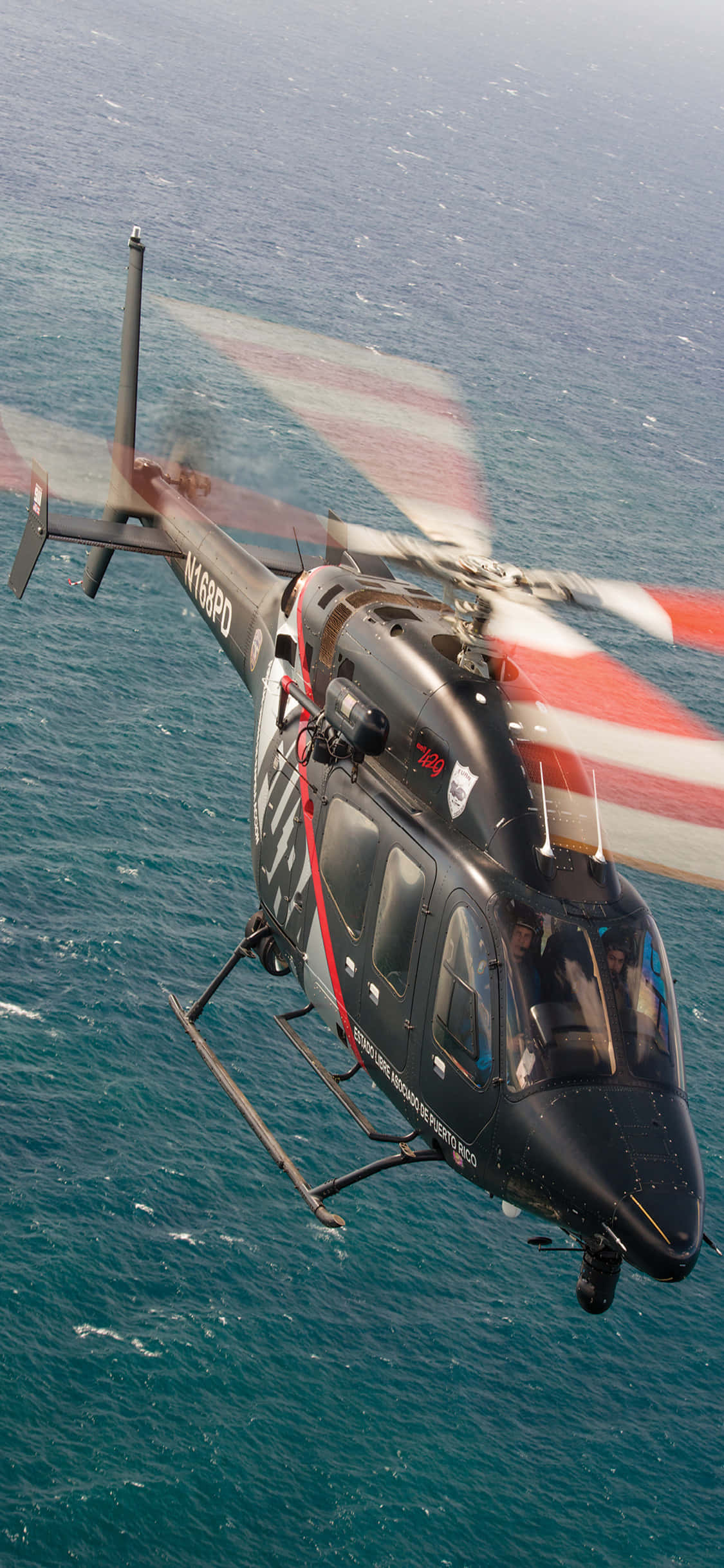 Uskalias helikopterilento sähkönsinisen horisontin yllä Taustakuvat