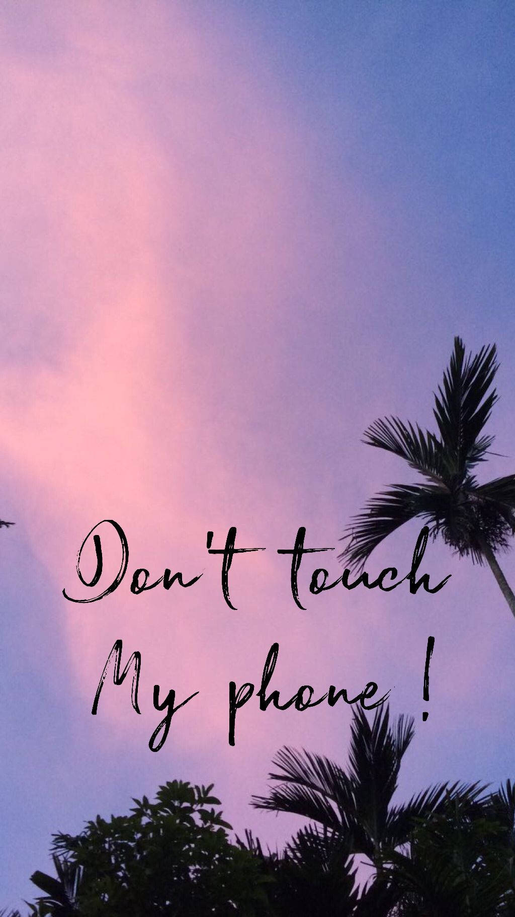 Palmuja vaaleanpunaisen taivaan alla, jossa teksti "Don't touch my phone!" -taustakuva.