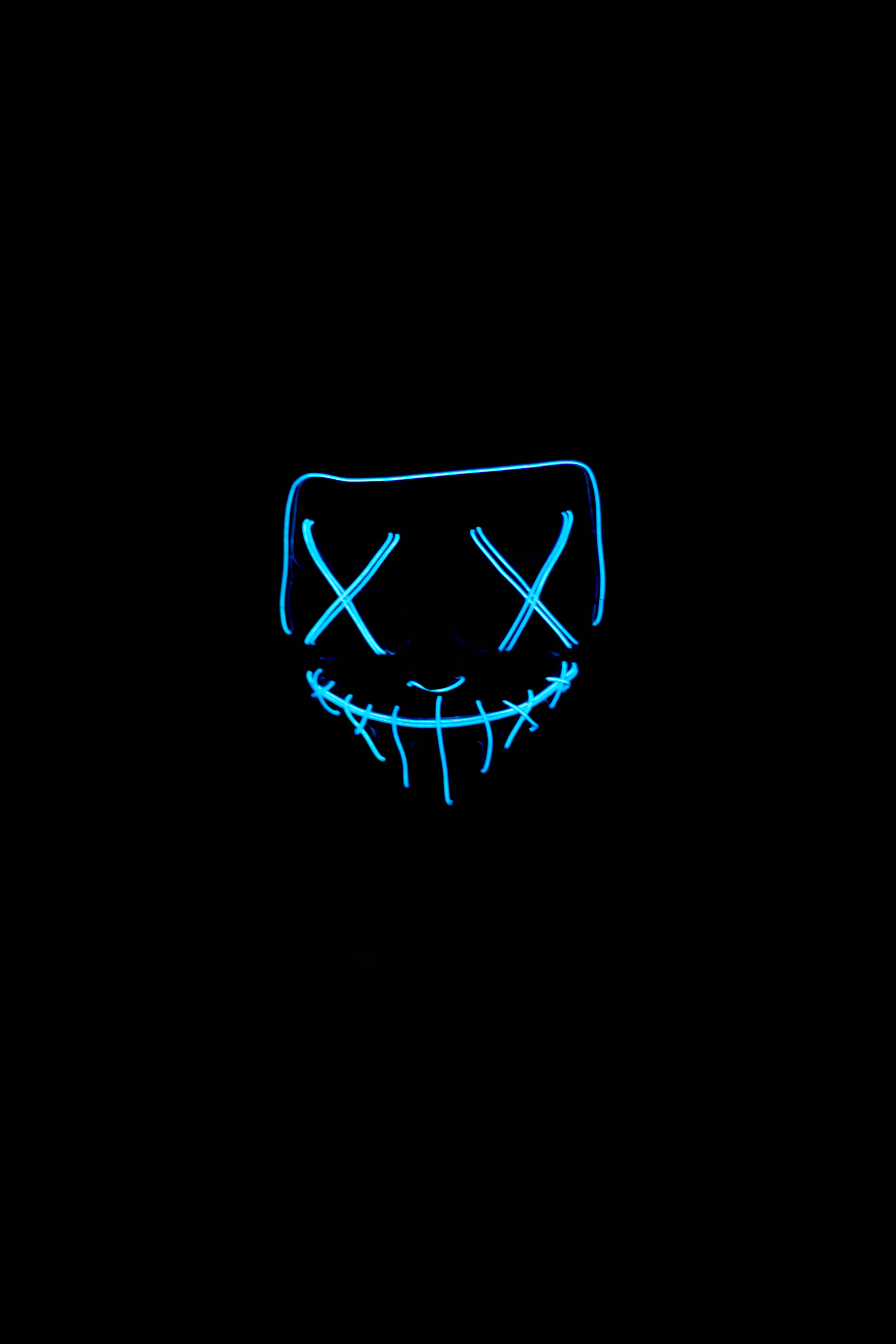 Valaise yö innovatiivisella, sinisellä LED Halloween-naamiolla Dimiltä. Taustakuvat