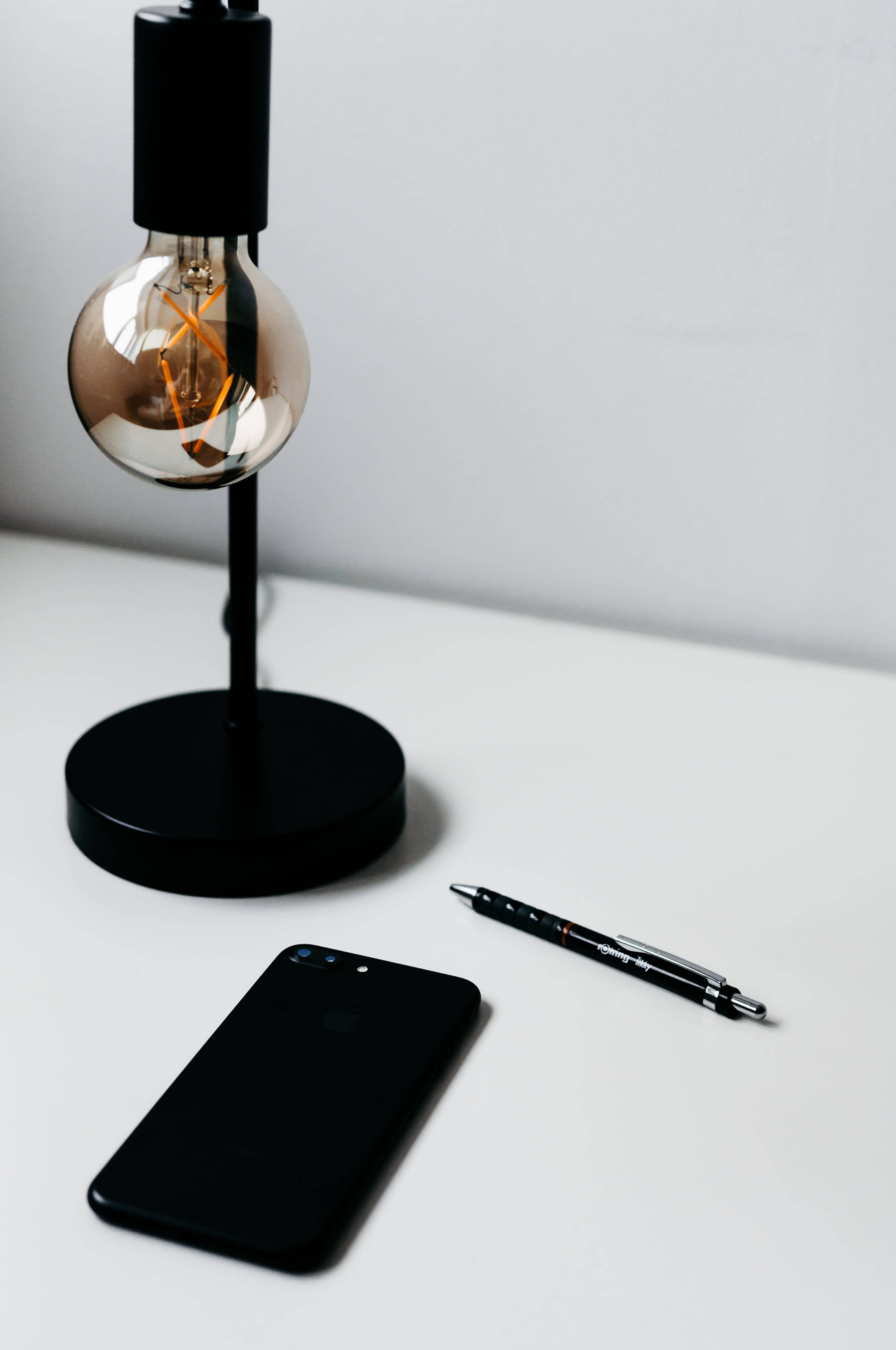 Valaistu iPhone minimalistisella pöydällä Taustakuvat