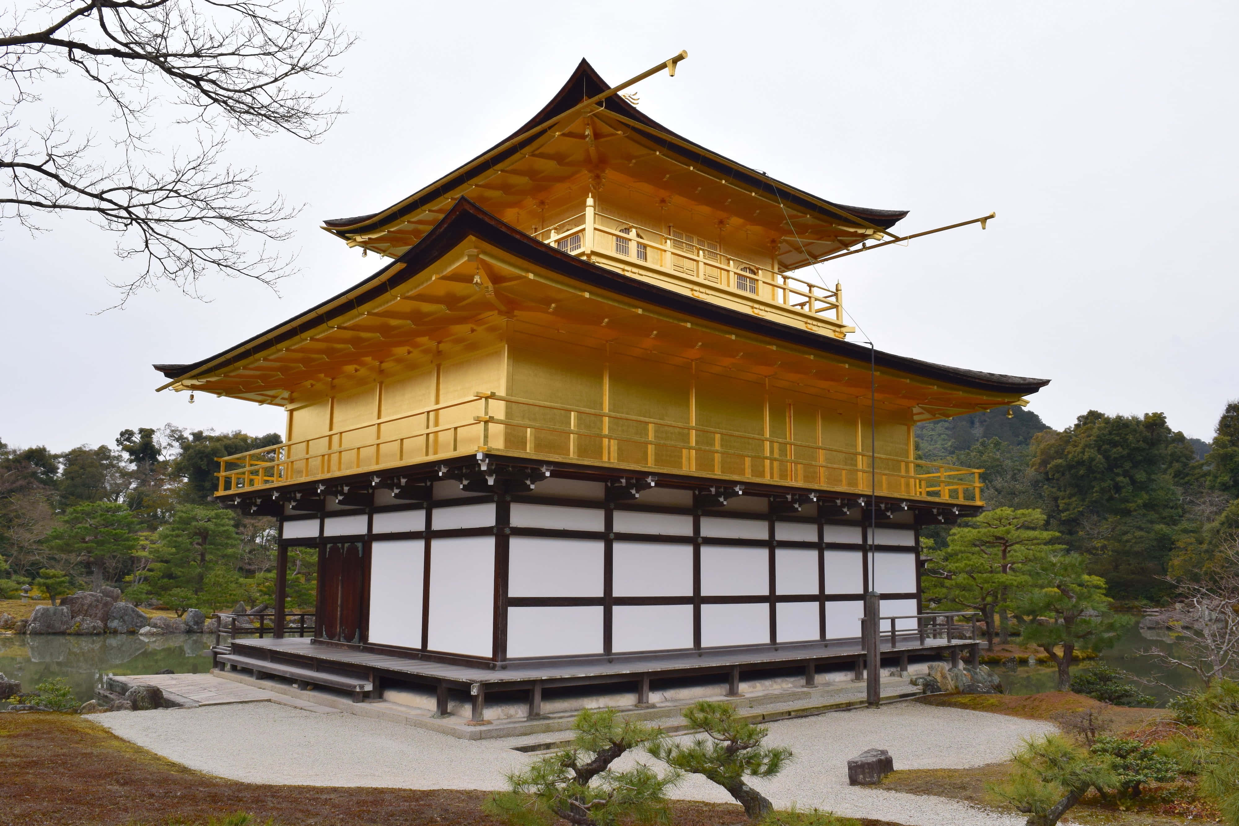 Valaistu Kultainen paviljonki Japanissa hämärässä Taustakuvat