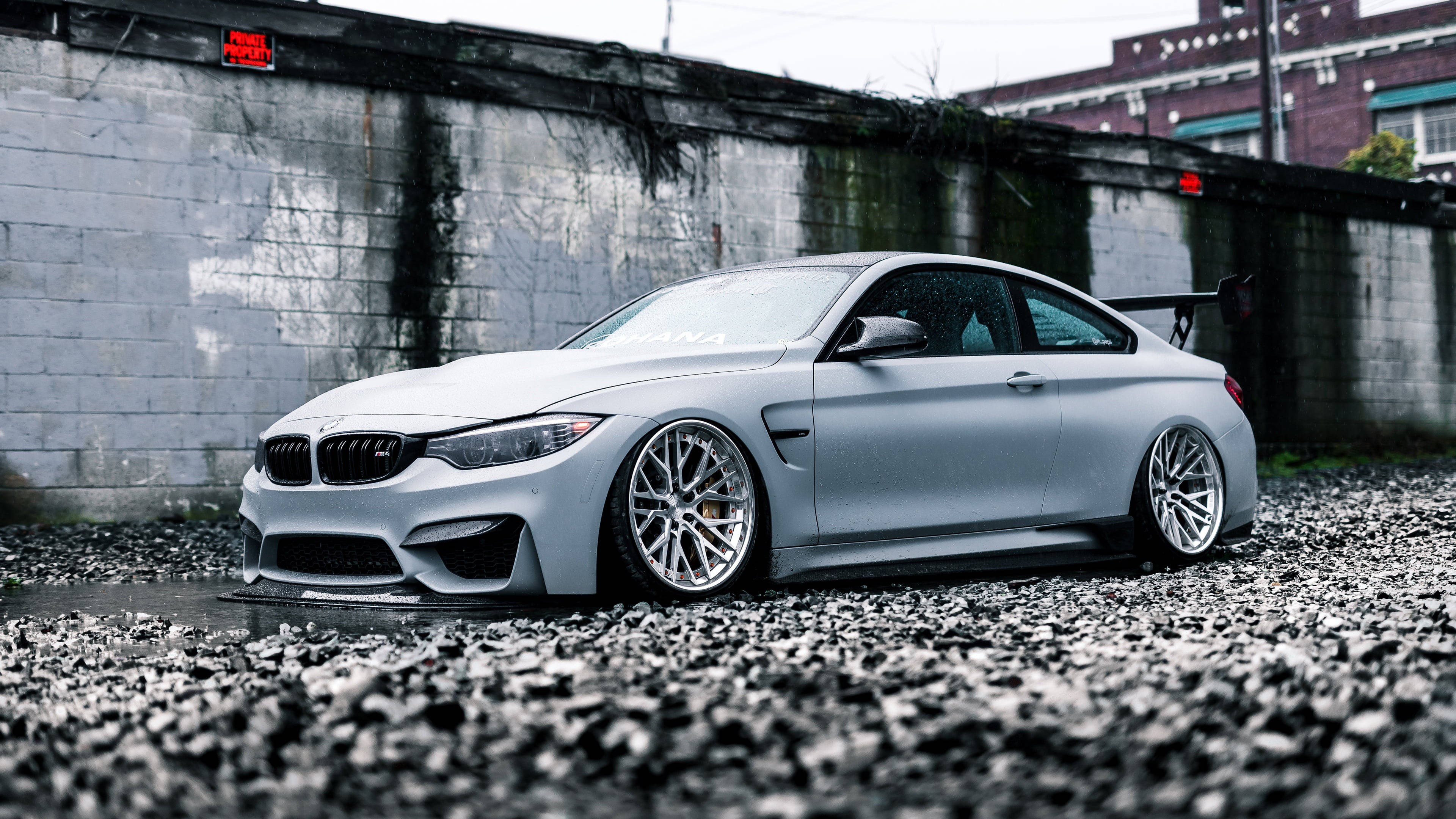 Valkoinen BMW M4 kivisellä maalla Taustakuvat
