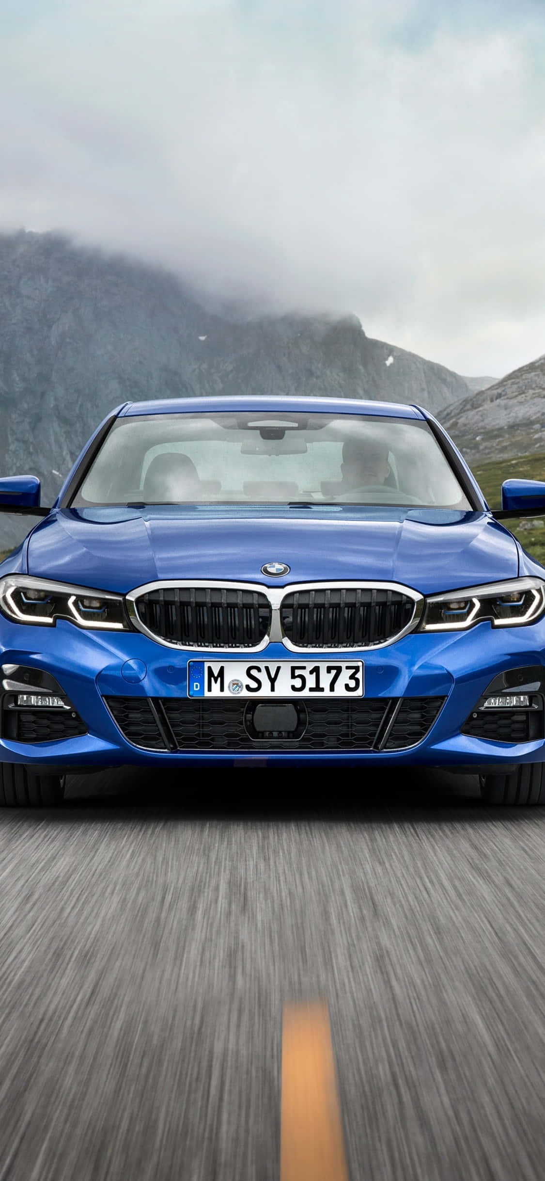 Valkoinen BMW X-sarja pysäköitynä iPhone X:n viereen Taustakuvat