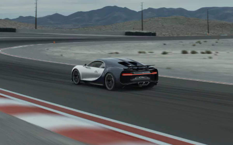 Valkoinen Bugatti Chiron kilparadalla 4K Taustakuvat