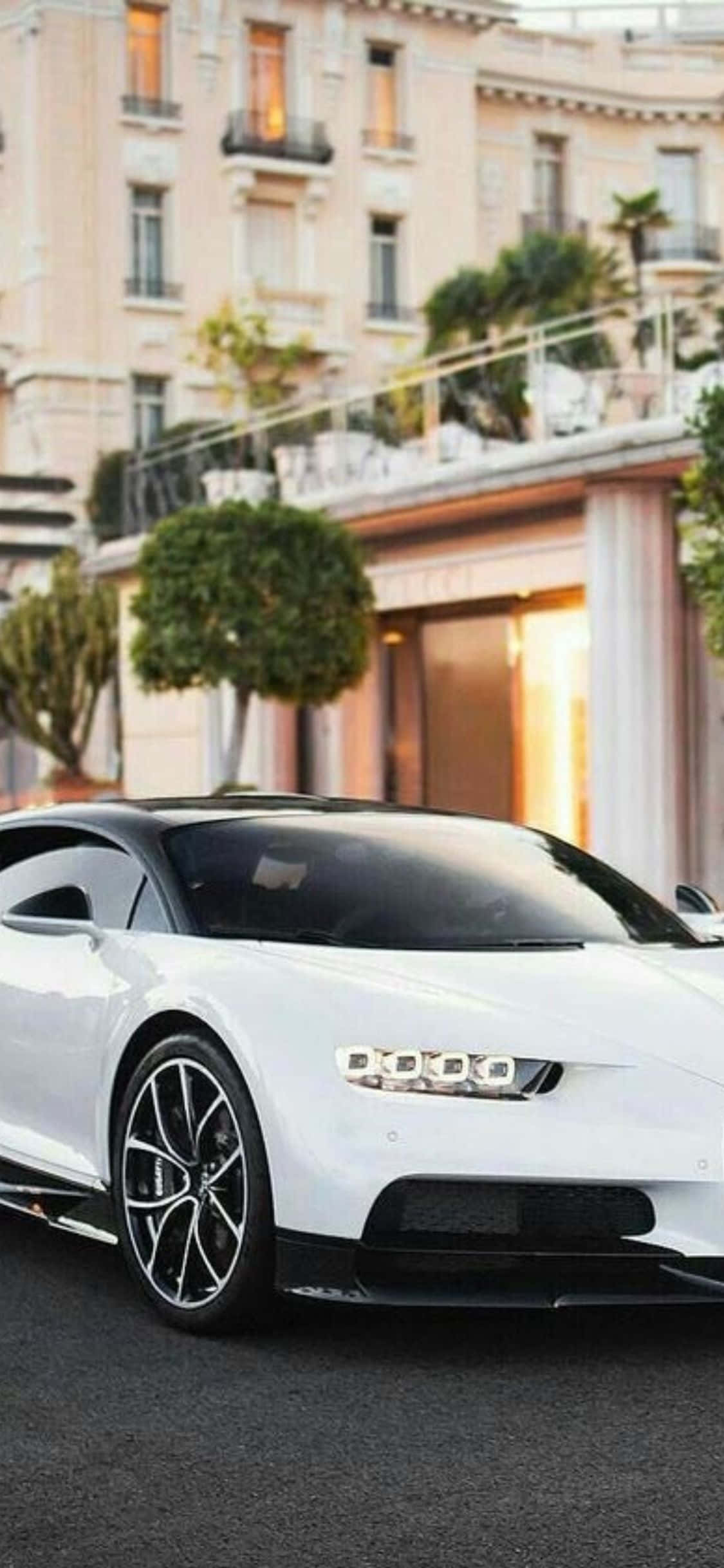 valkoinen bugatti chiron on pysäköity rakennuksen eteen Taustakuvat