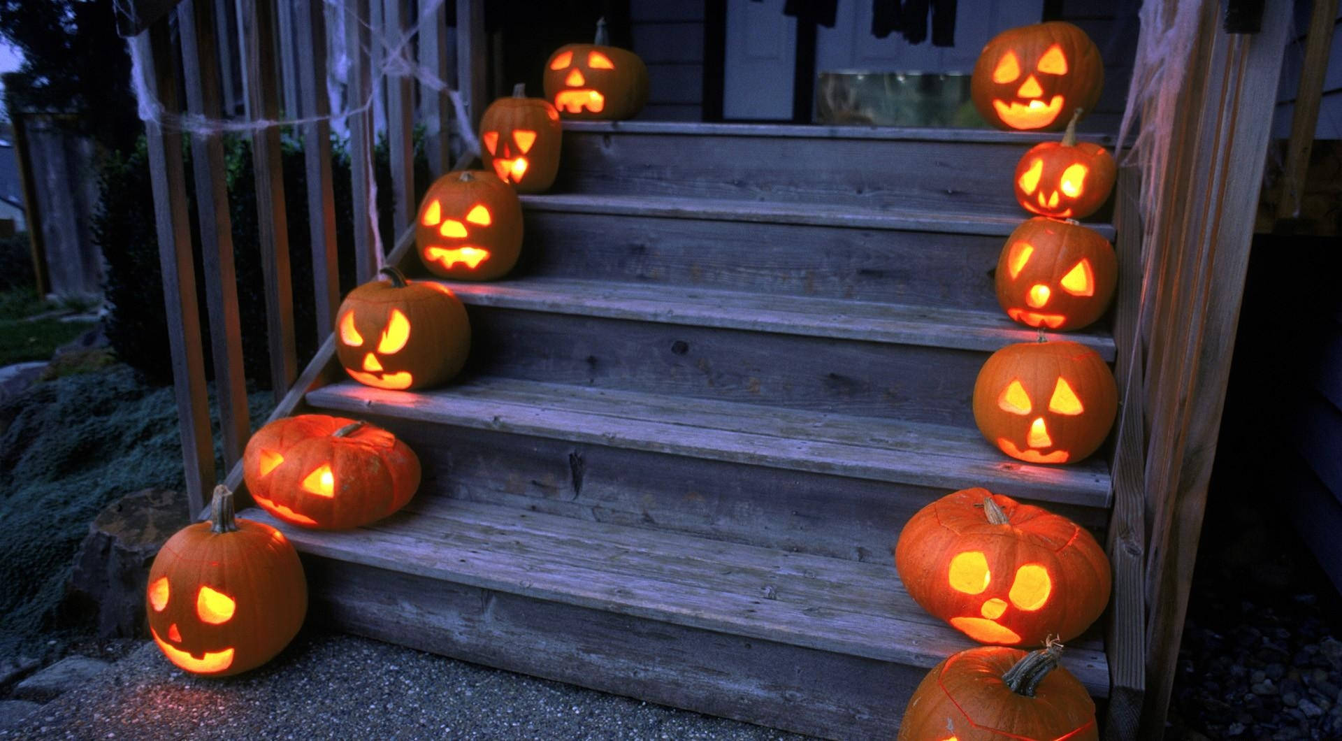 Valmistaudu karmivaan ja jännittävään Halloweeniin tässä kummitustalossa! Taustakuvat