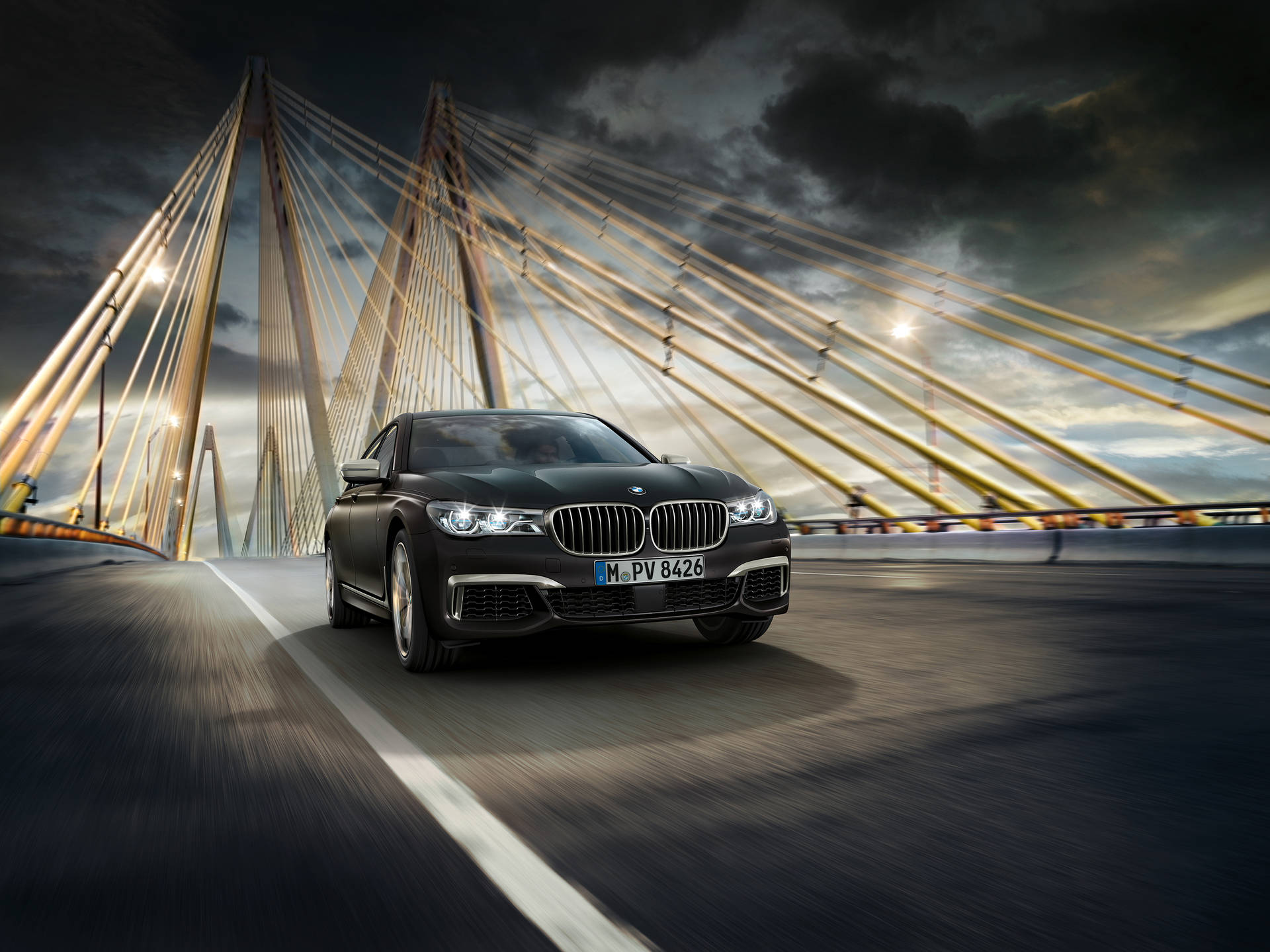 Musta BMW M760Li xDrive -auto riippusillalla -taustakuva