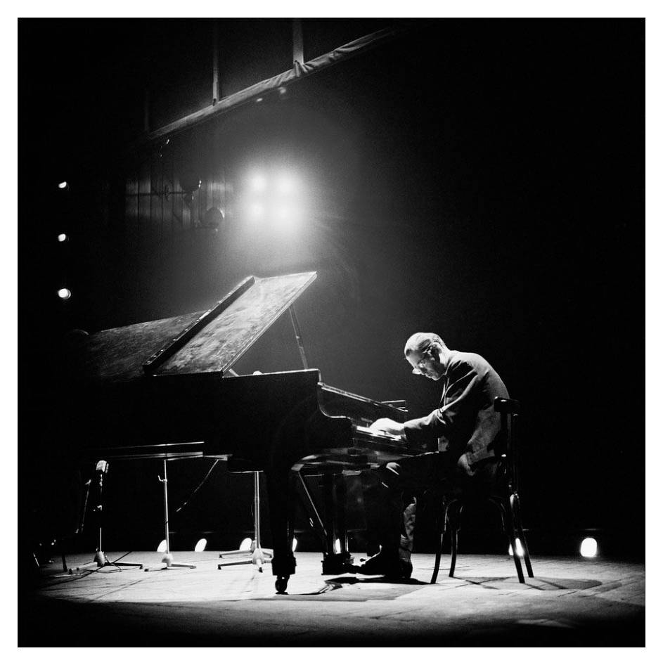 Valokeilassa soittamassa pianoa Bill Evans Taustakuvat