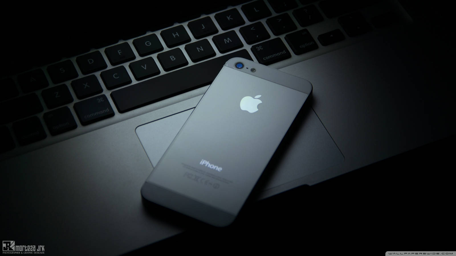 Vangitseva Apple iPhone puisella pöydällä Taustakuvat