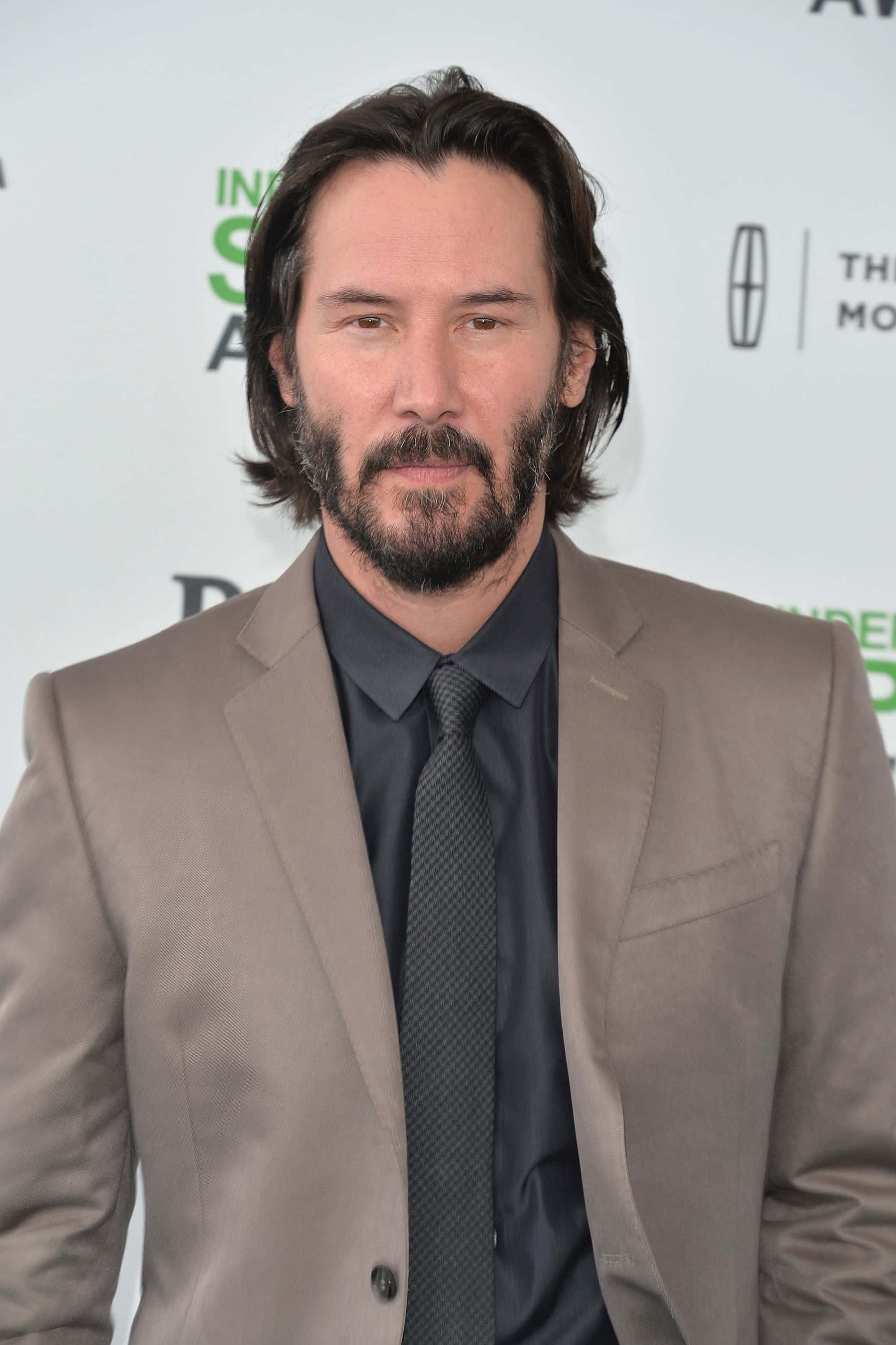 Vangitseva muotokuva Keanu Reevesistä Taustakuvat