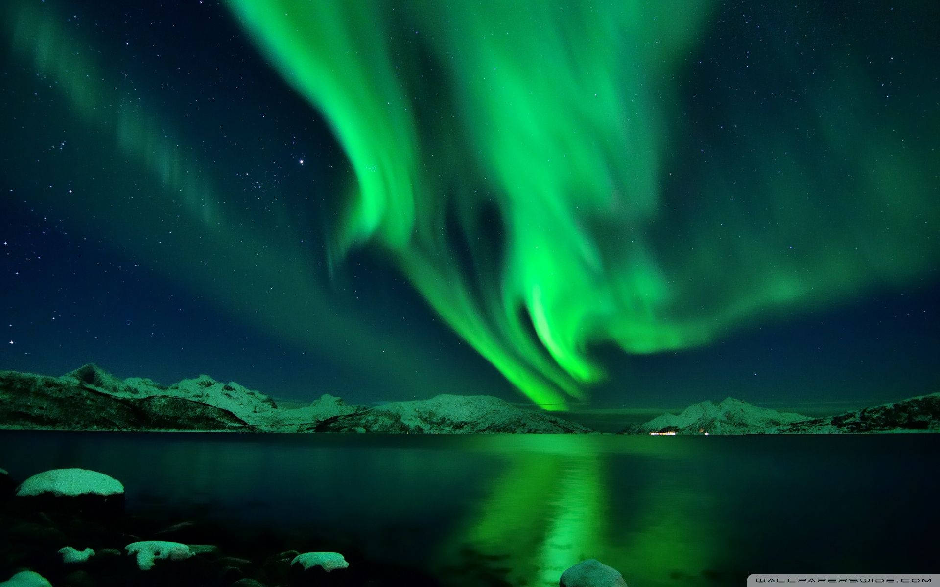 Vihreä taivas lumivuorten yllä Taustakuvat
