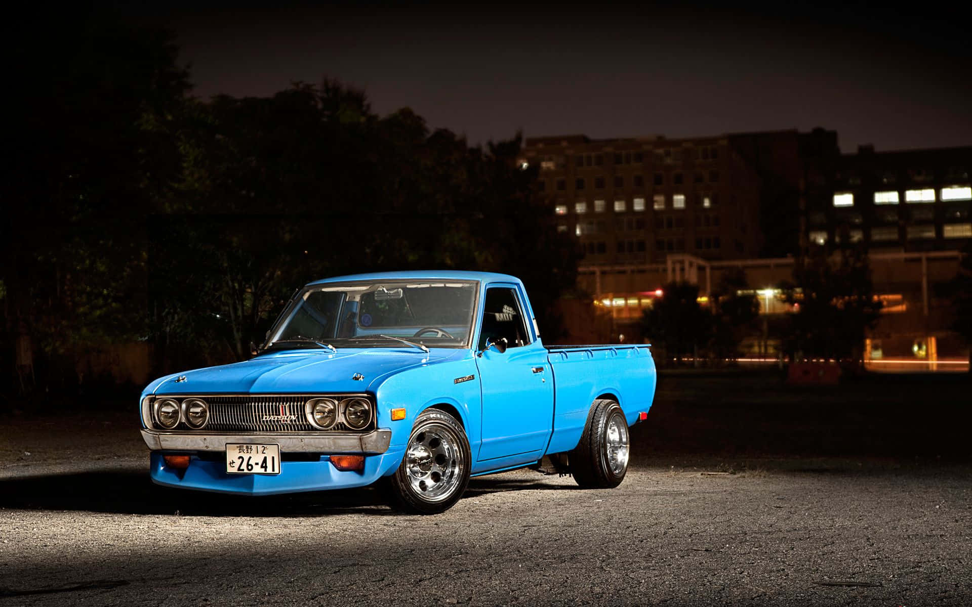 Vintage Datsun-urheiluauto tiellä Taustakuvat