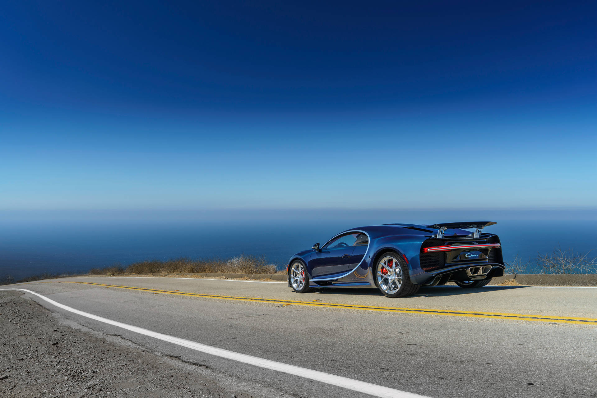 Virtaviivainen Bugatti Chiron taustakuva