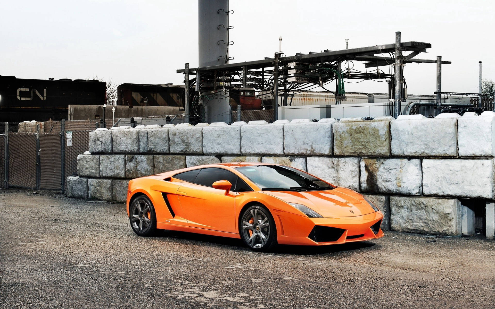 Oranssi Lamborghini Gallardo teollisuusalueella taustakuva.