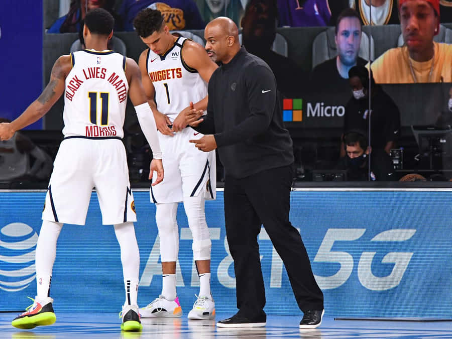 Wes Unseld koripallovalmentaja sivuraiteilla Taustakuvat