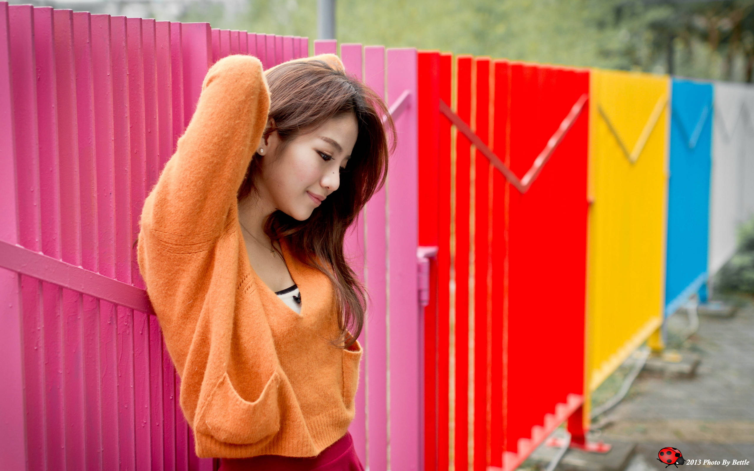Woman With Colorful Fence 2560x1600 Taustakuvat