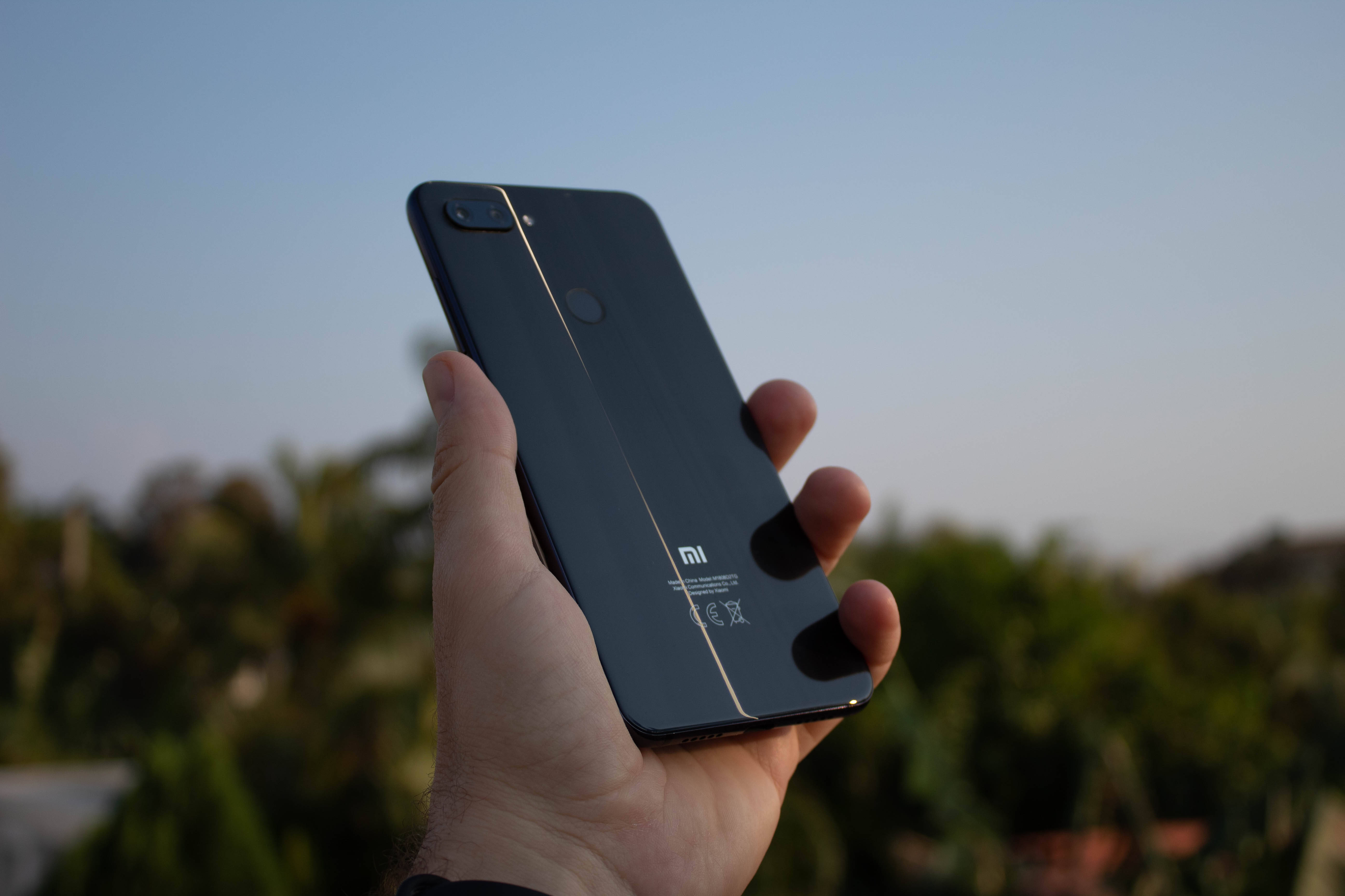 Xiaomi-älypuhelin kädessä Taustakuvat
