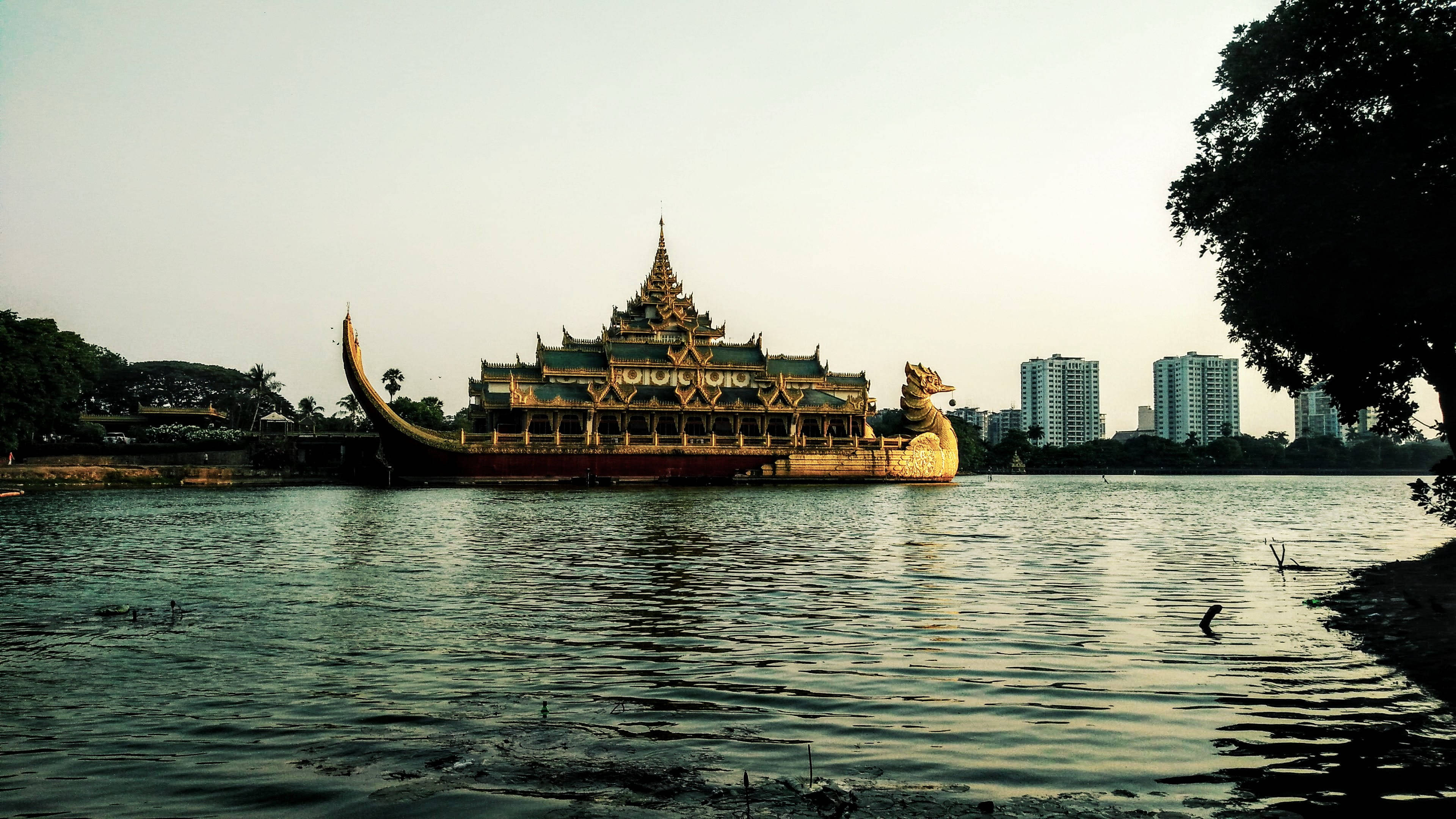 Yangon Kelluva Ravintola Taustakuvat