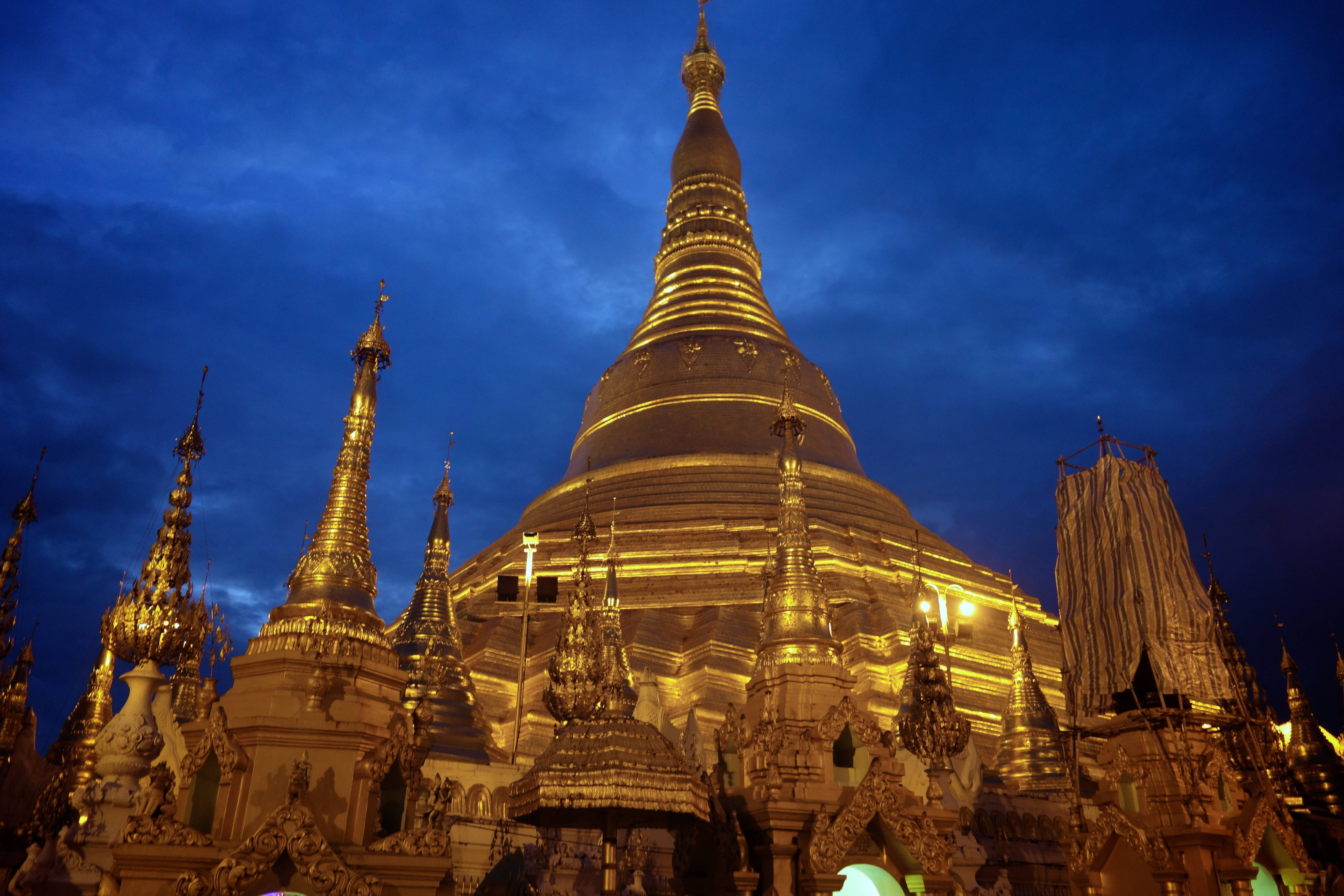 Yangonin Shwedagon auringonlaskussa Taustakuvat