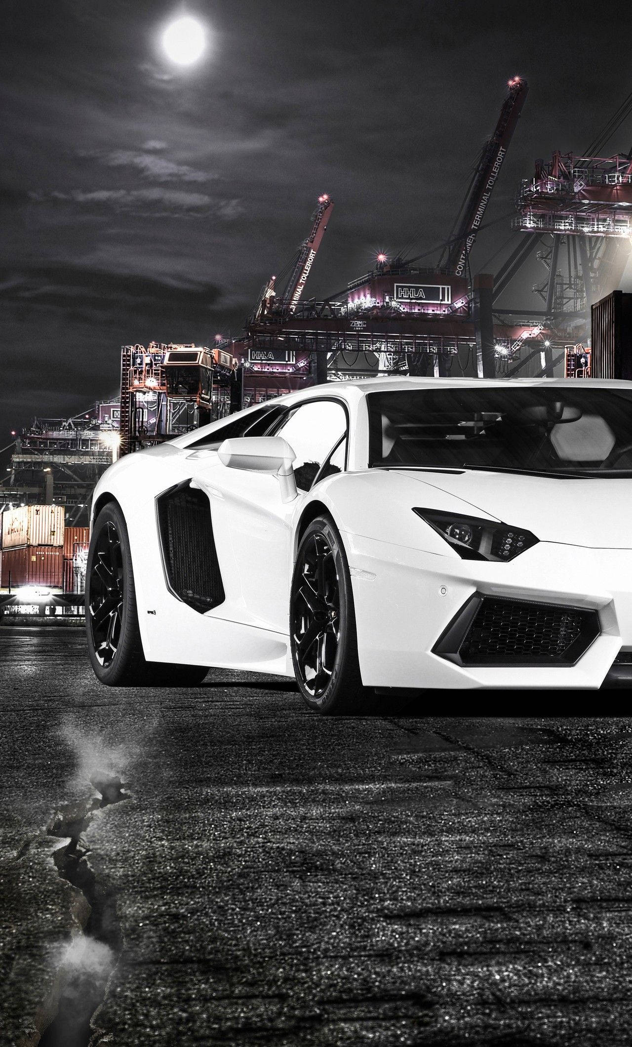 Ylellinen elämäntyyli - Valkoinen Lamborghini yhdistettynä iPhoneen Taustakuvat