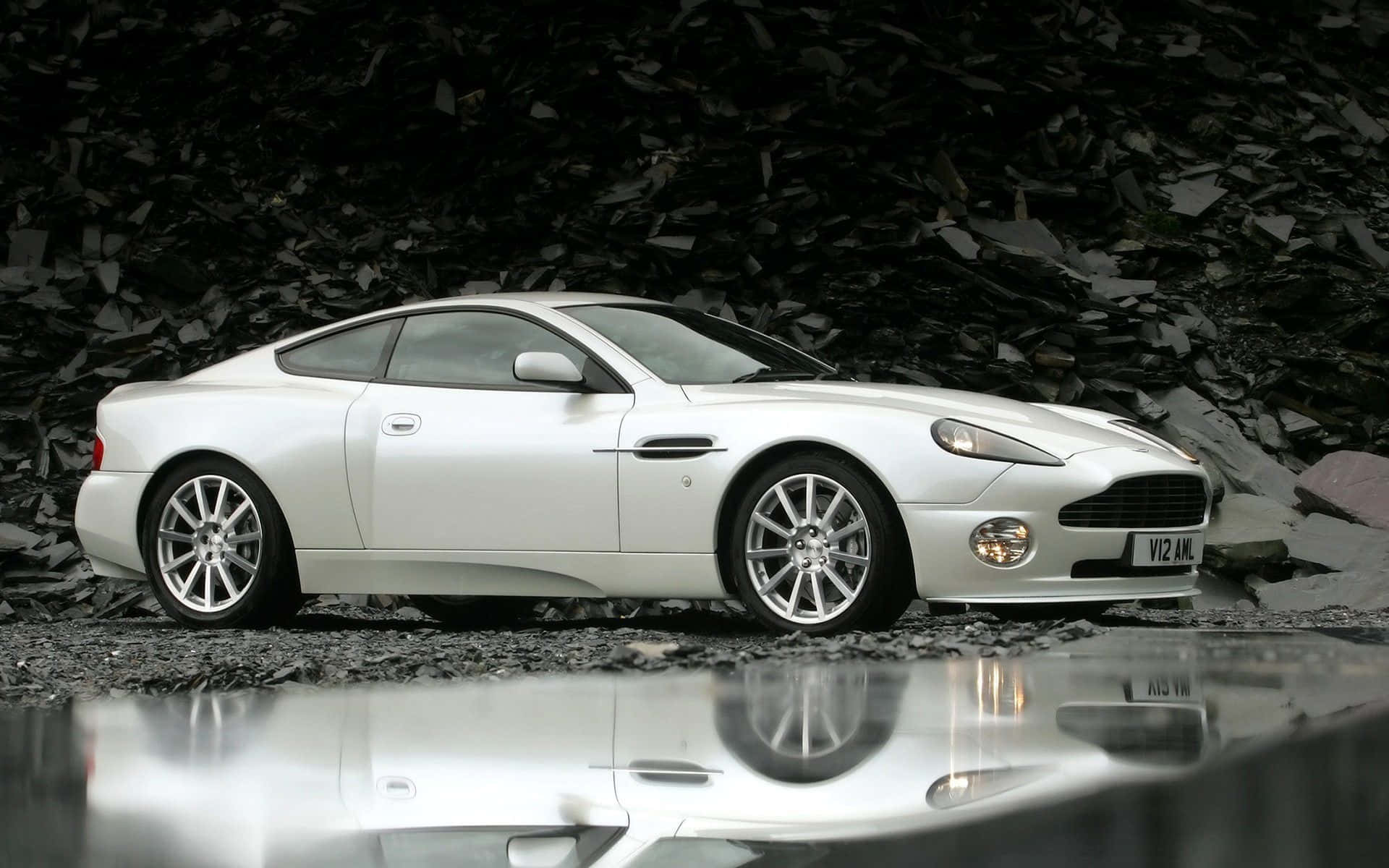 Ylellinen ja voimakas Aston Martin Vanquish Taustakuvat