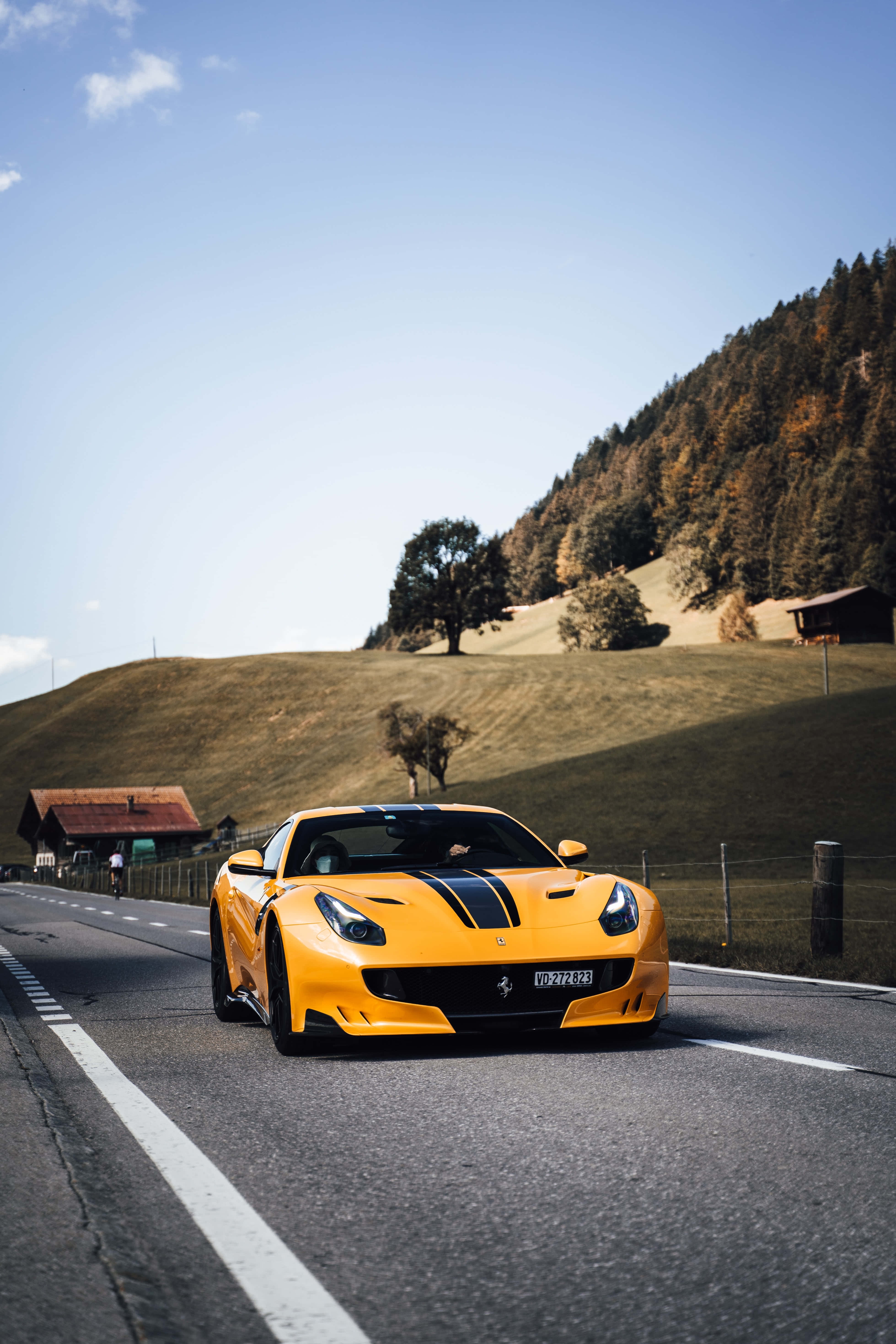 Ylellinen Punainen Ferrari Täydessä Vauhdissa Taustakuvat