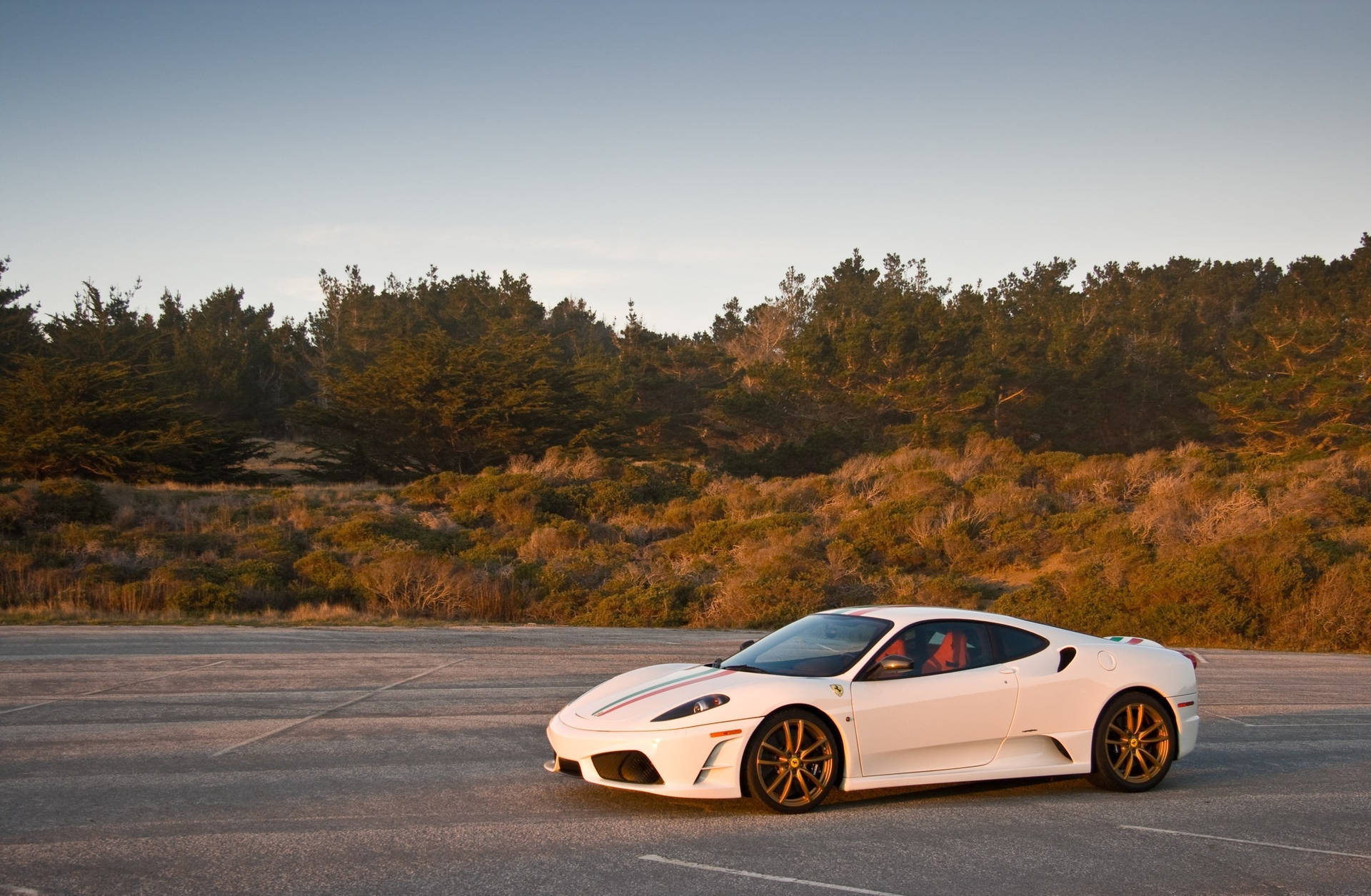 Valkoinen Ferrari F430 Scuderia pysäköitynä tielle taustakuva.