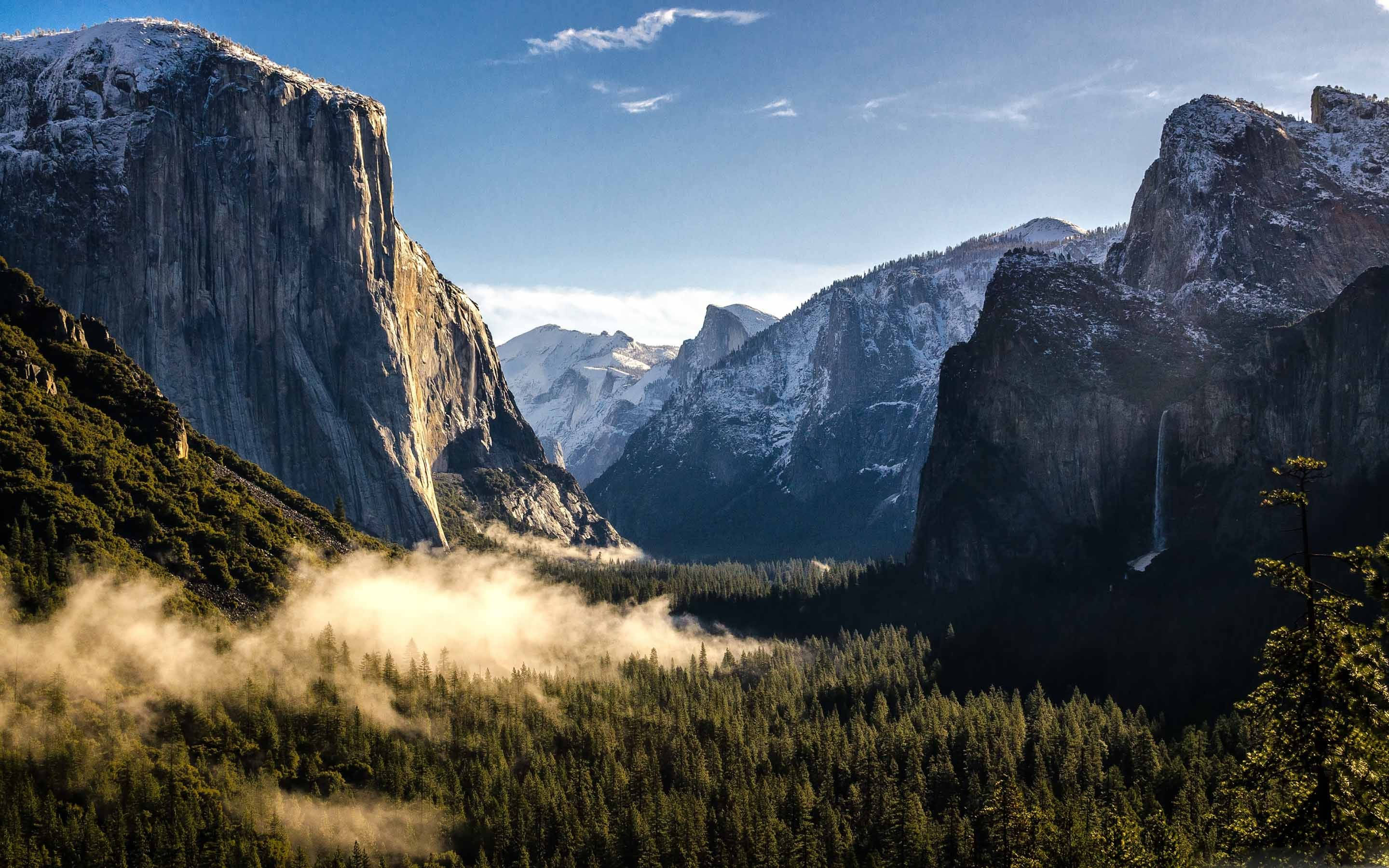 Yosemiten laakson lumivalkoiset huiput heijastuvat MacBookista Taustakuvat