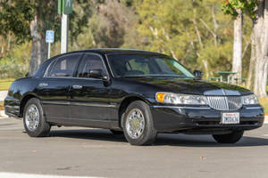 2001 Lincoln Town Car parkkipaikalla — Autot Taustakuvat